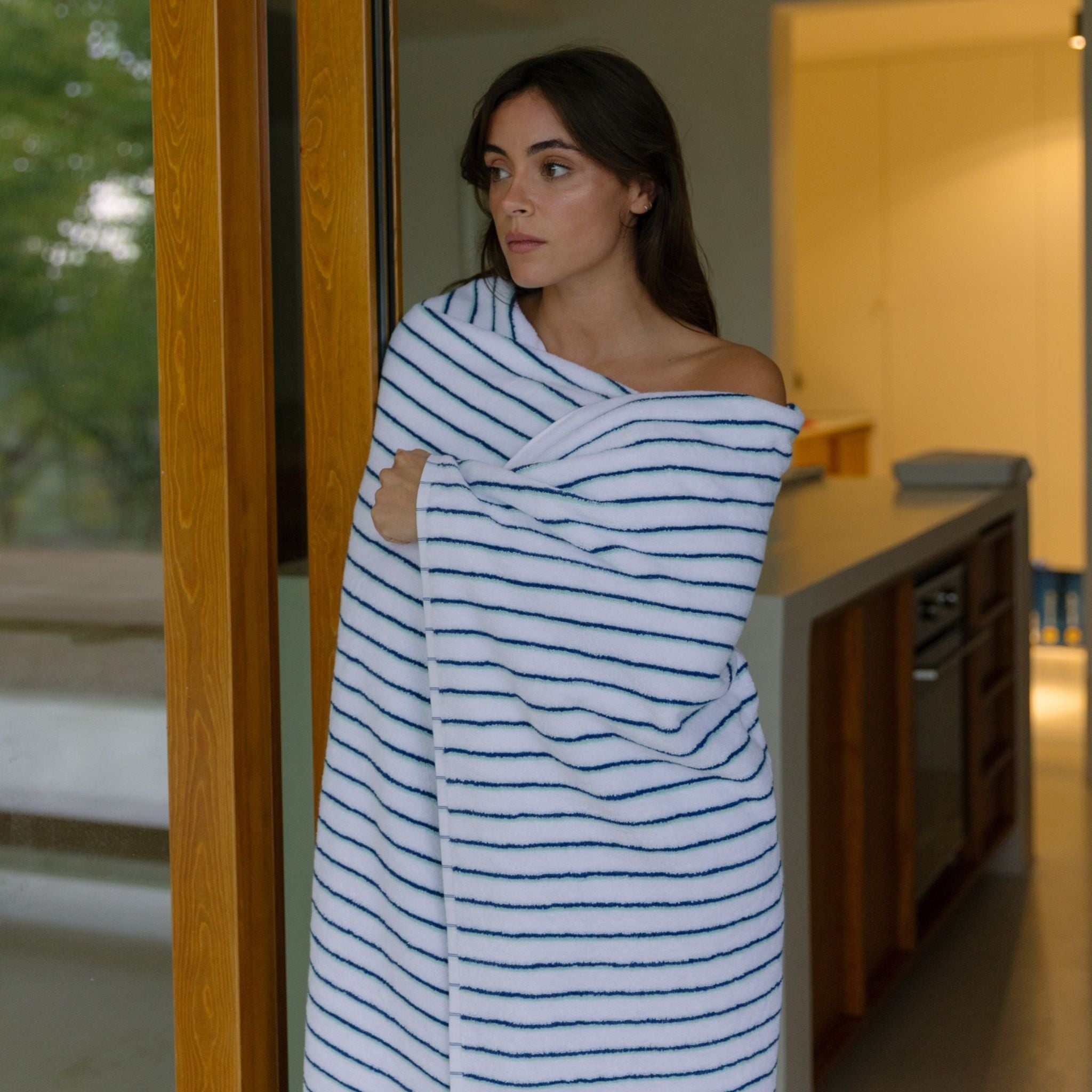 torres-novas-bath-lima-vertical-stripes-bath-towel-blue-green-lifestyle-3.jpg
