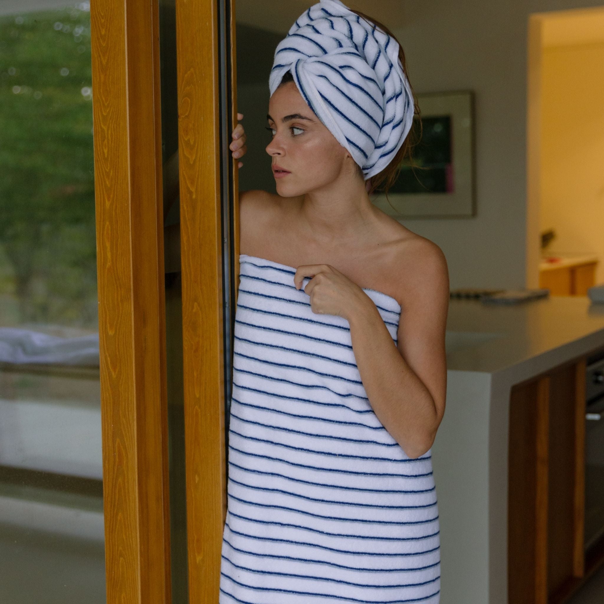 torres-novas-bath-lima-vertical-stripes-bath-towel-blue-grey-lifestyle-4.jpg