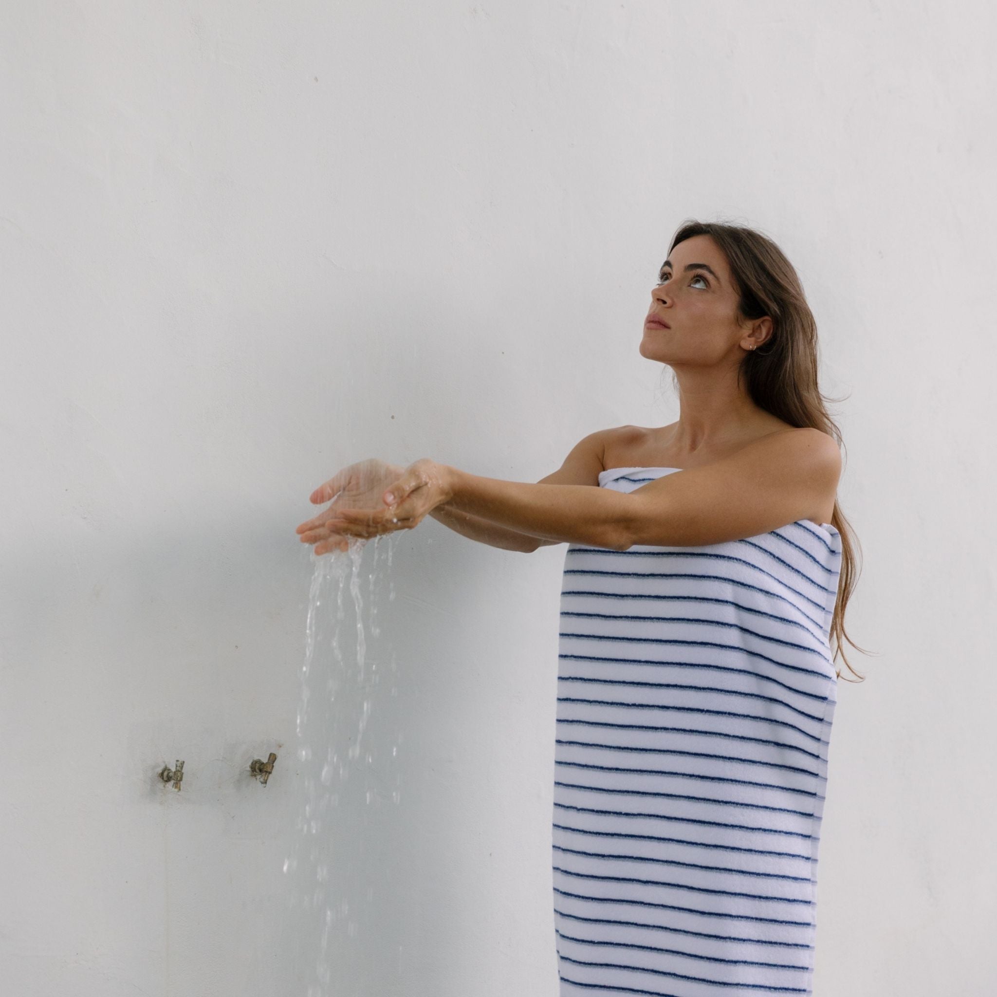 torres-novas-bath-lima-vertical-stripes-bath-towel-blue-grey-lifestyle-7.jpg