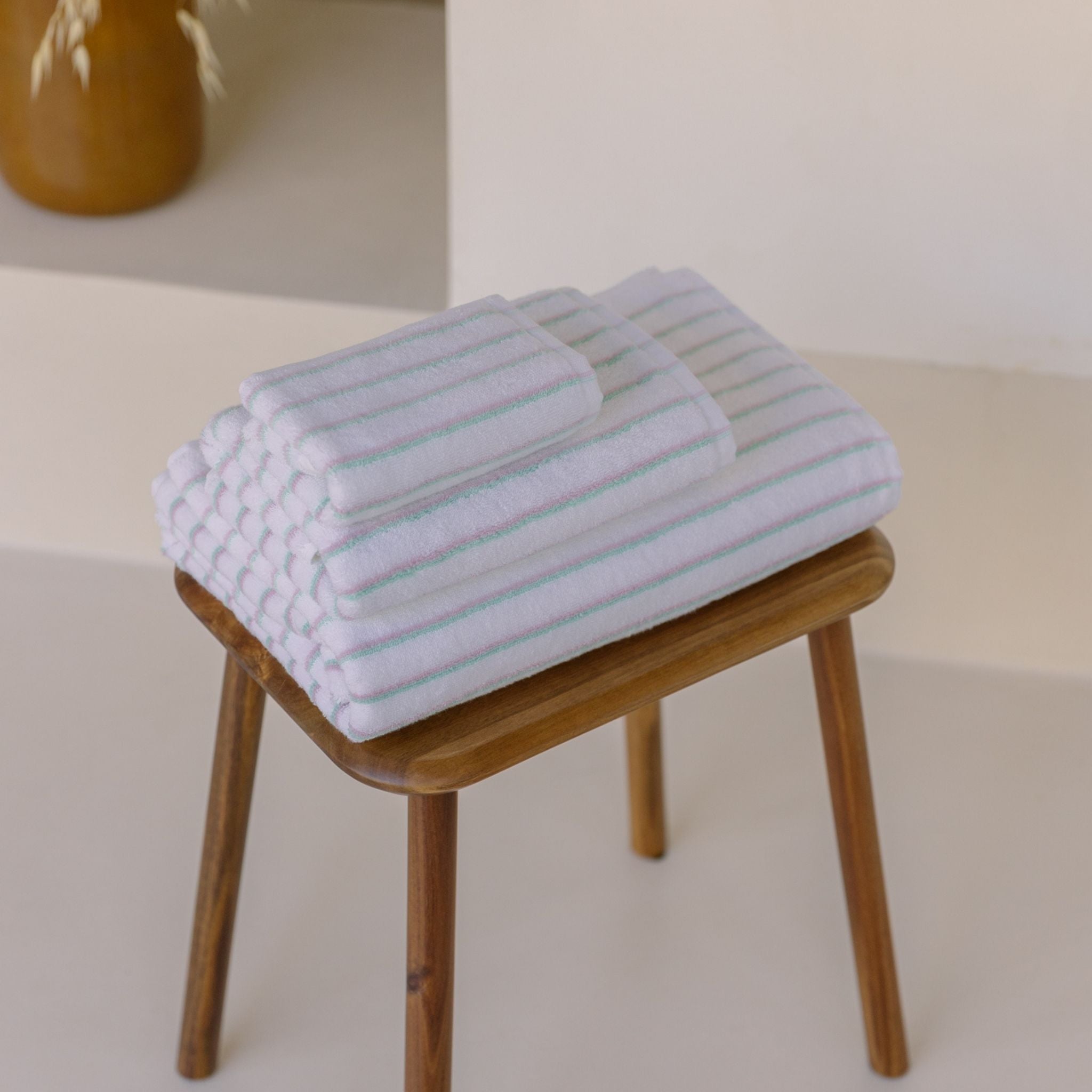 torres-novas-bath-lima-vertical-stripes-bath-towel-pink-green-lifestyle-1.jpg