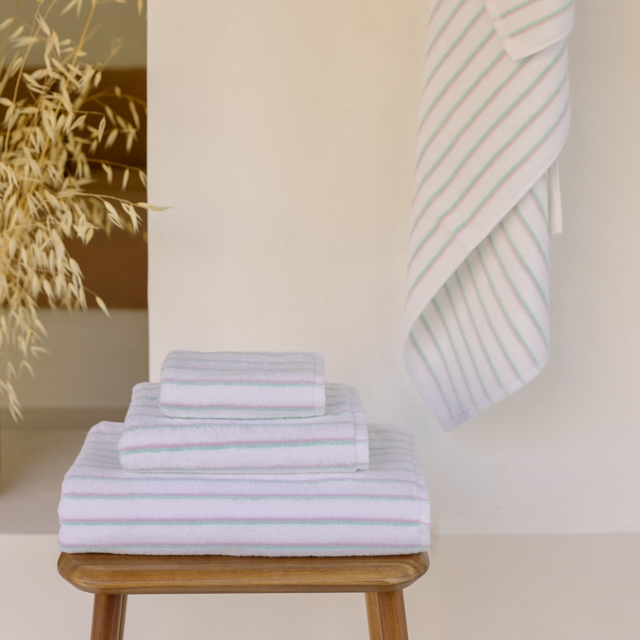 torres-novas-bath-lima-vertical-stripes-bath-towel-pink-green-lifestyle-7.jpg