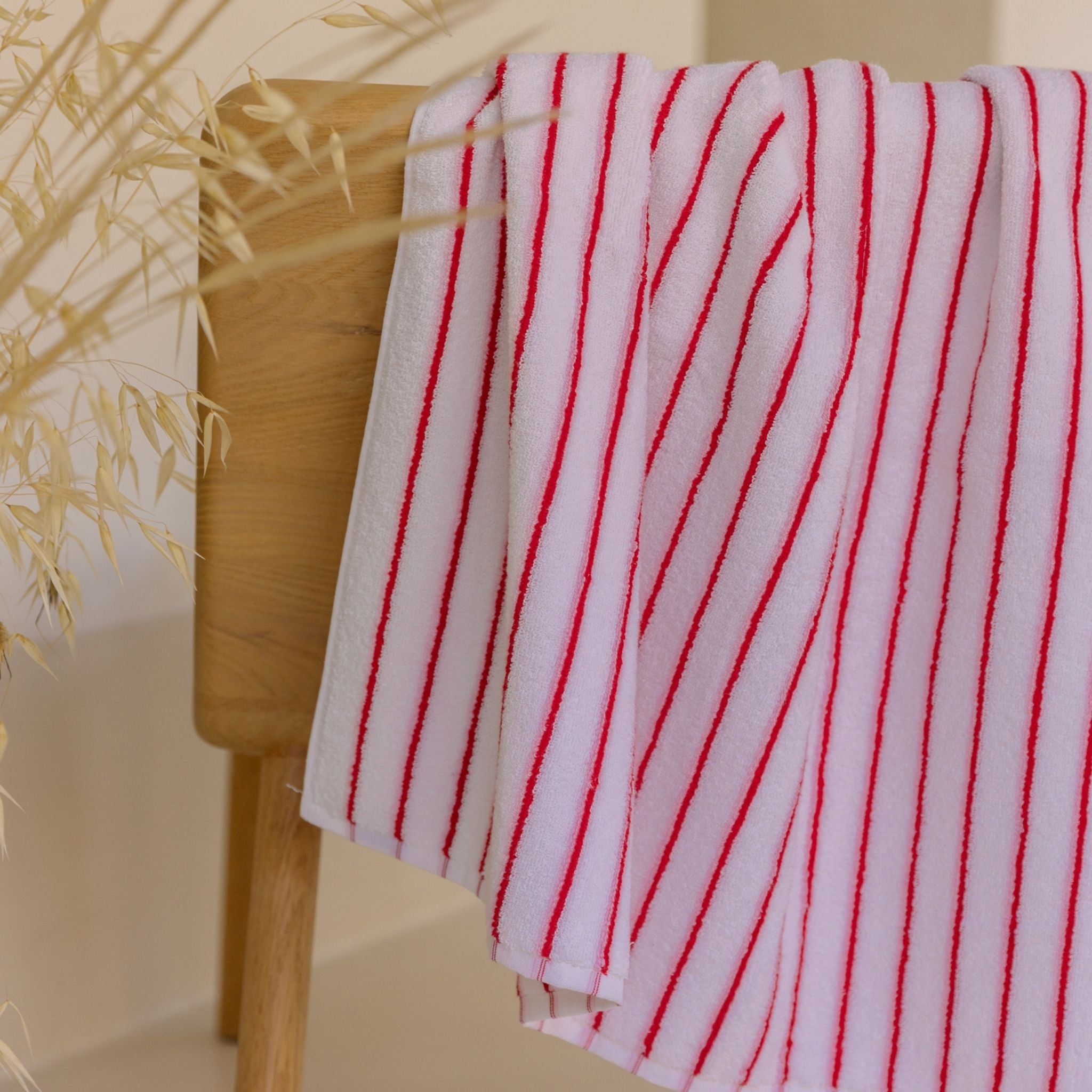 torres-novas-bath-lima-vertical-stripes-bath-towel-pink-red-lifestyle-8.jpg