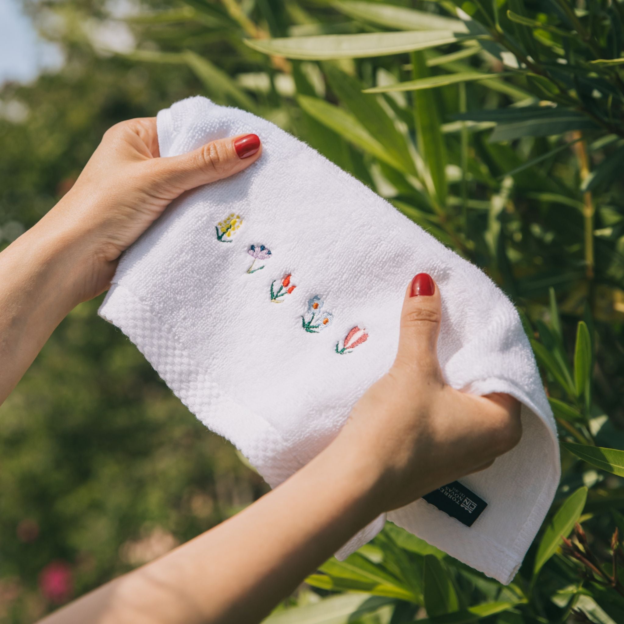 Toallas de invitados con bordado de flores