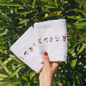 Toallas de invitados con bordado de flores