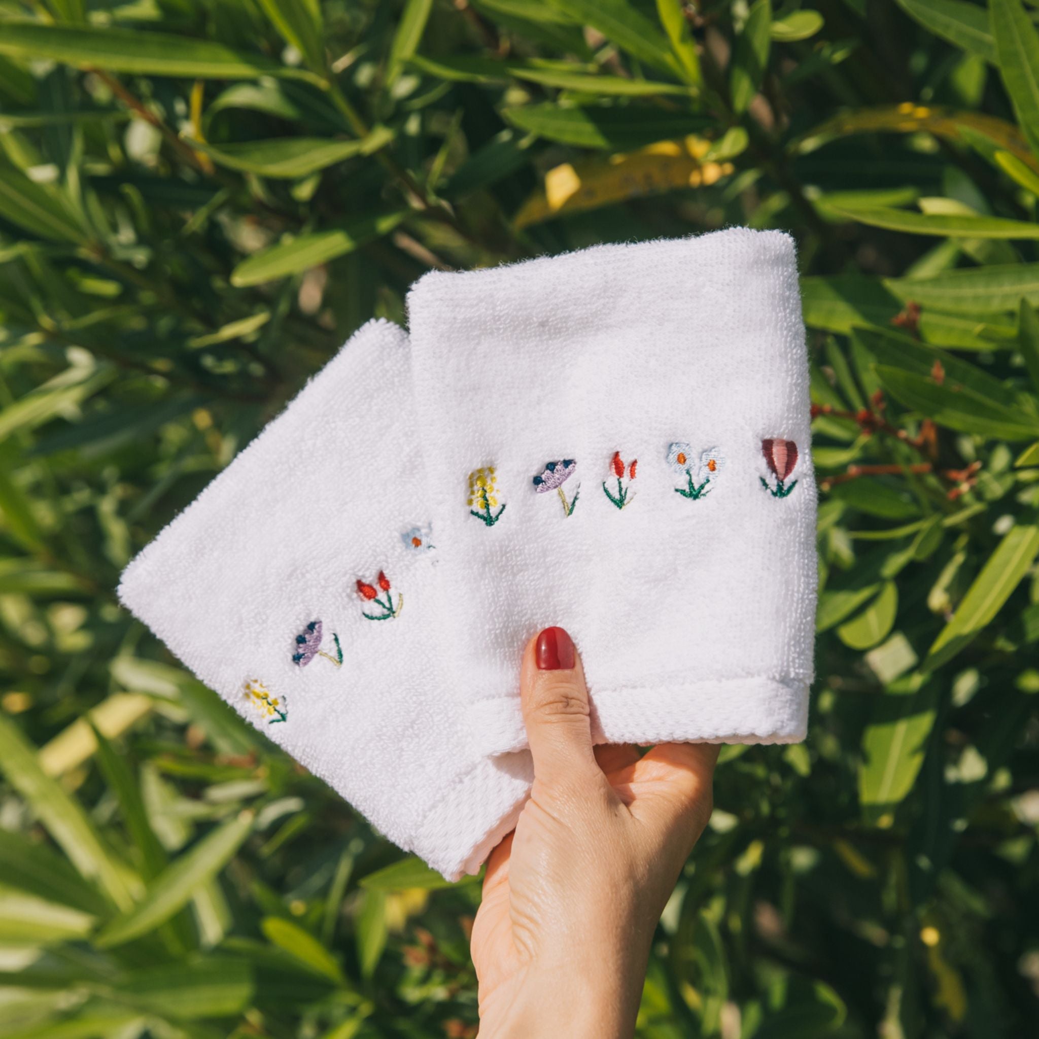 Toallas de invitados con bordado de flores