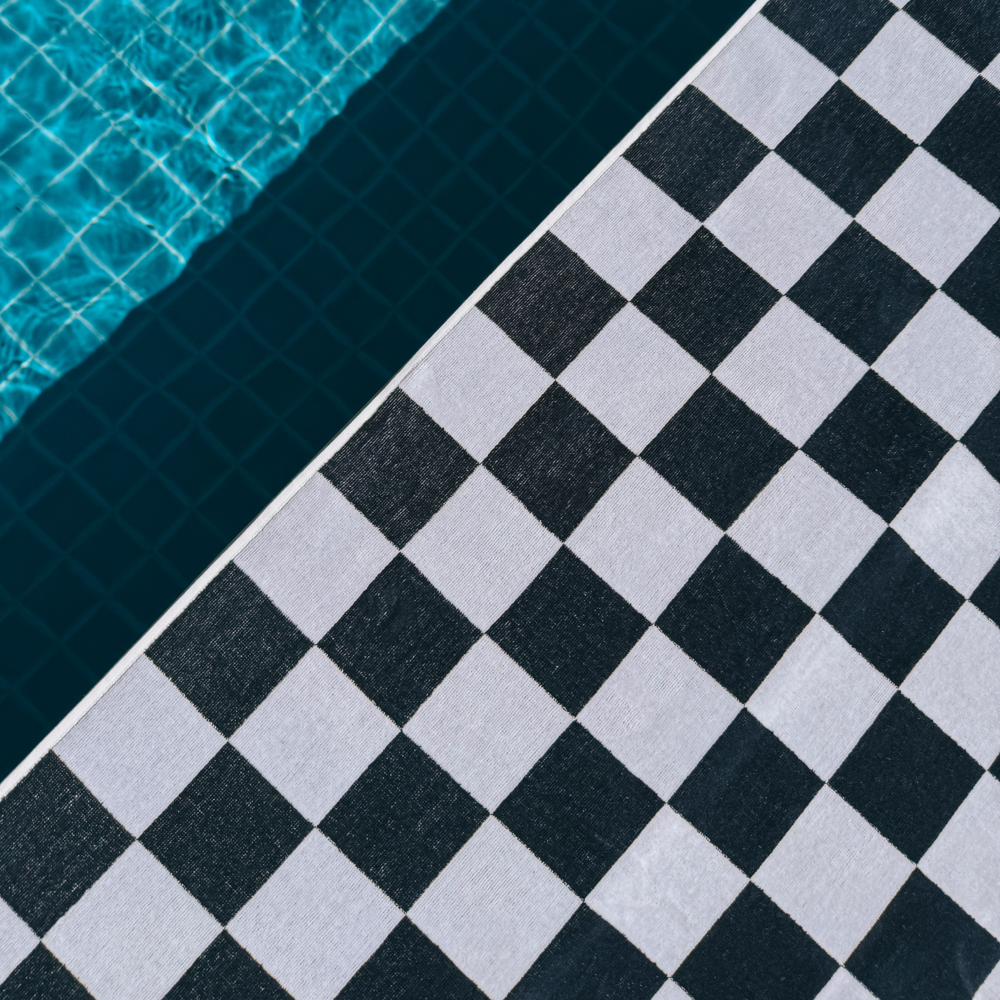 torres-novas-beach-chequered-gibalta-checkers-towel-navyblue-lifestyle-1.png
