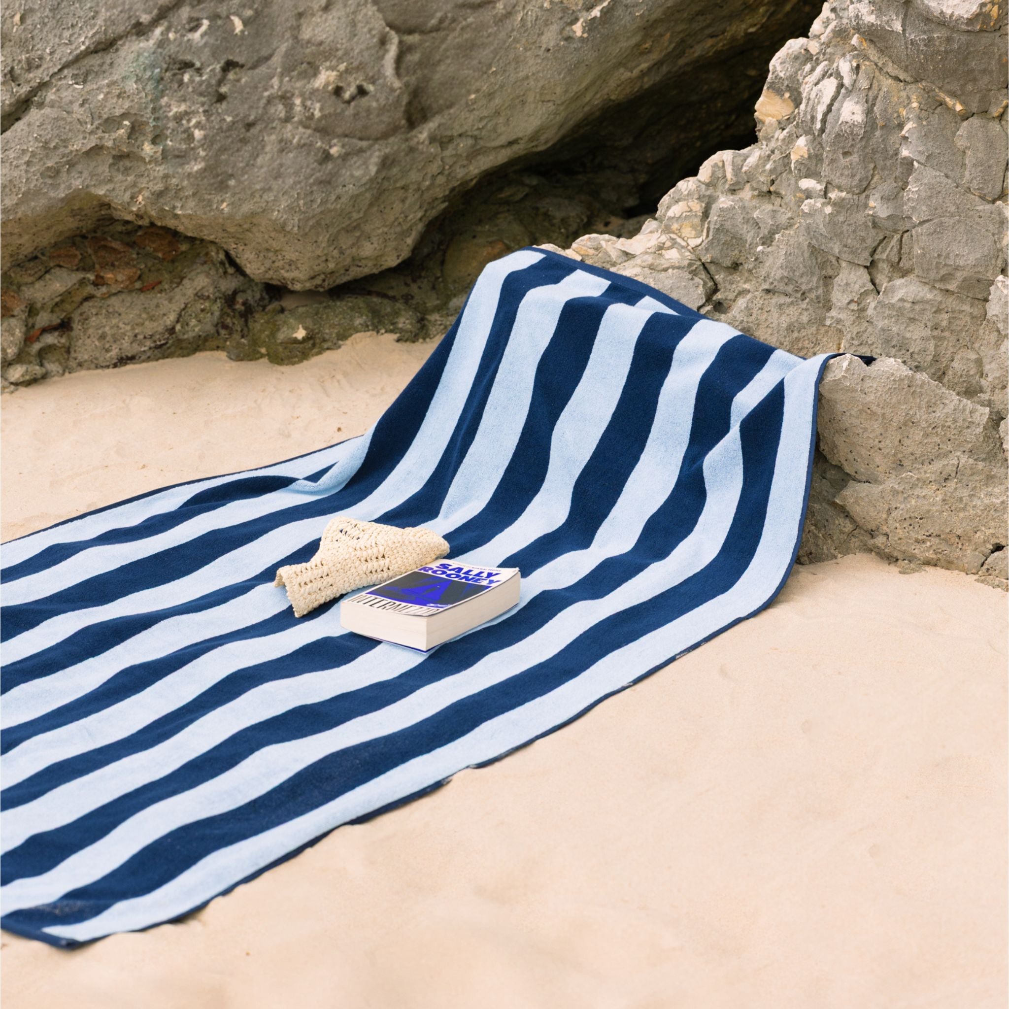 torres-novas-beach-pena-vertical-stripes-towel-navy-blue-lifestyle-6.jpg