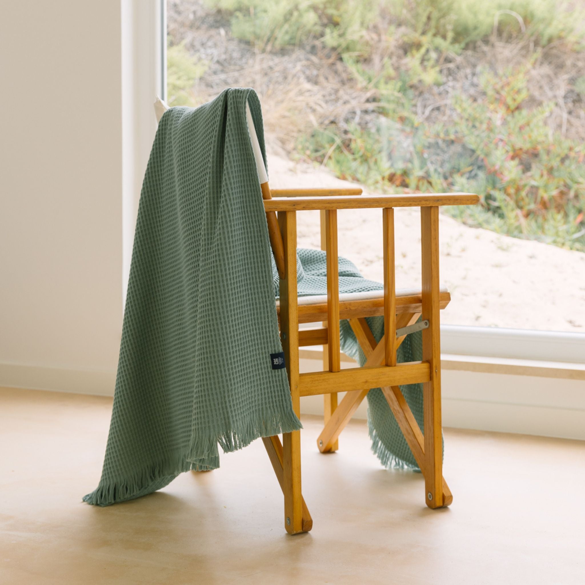 torres-novas-beach-santana-waffle-towel-green-lifestyle-2.jpg