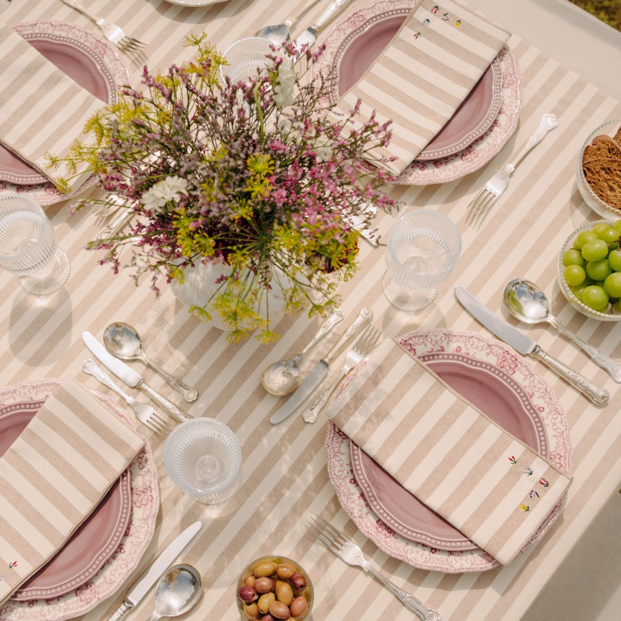 torres-novas-table-barra-embroidery-flowers-napkin-beige-lifestyle-2.jpg