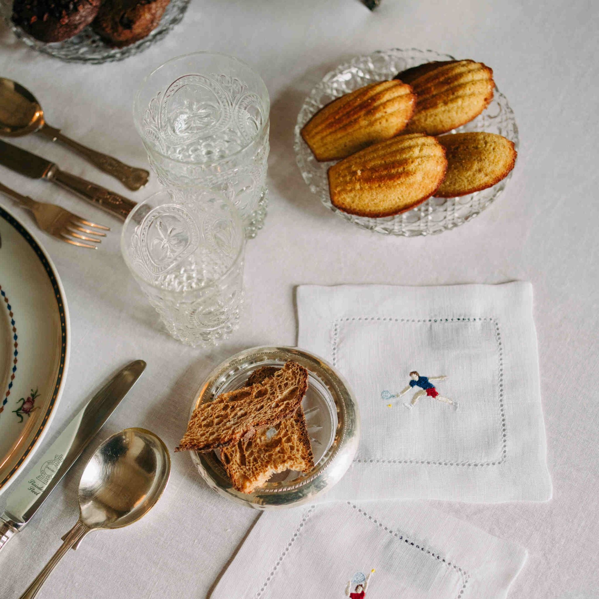 torres-novas-table-mafra-embroidery-retro-cocktail-napkin-tennis-player-lifestyle-5.jpg