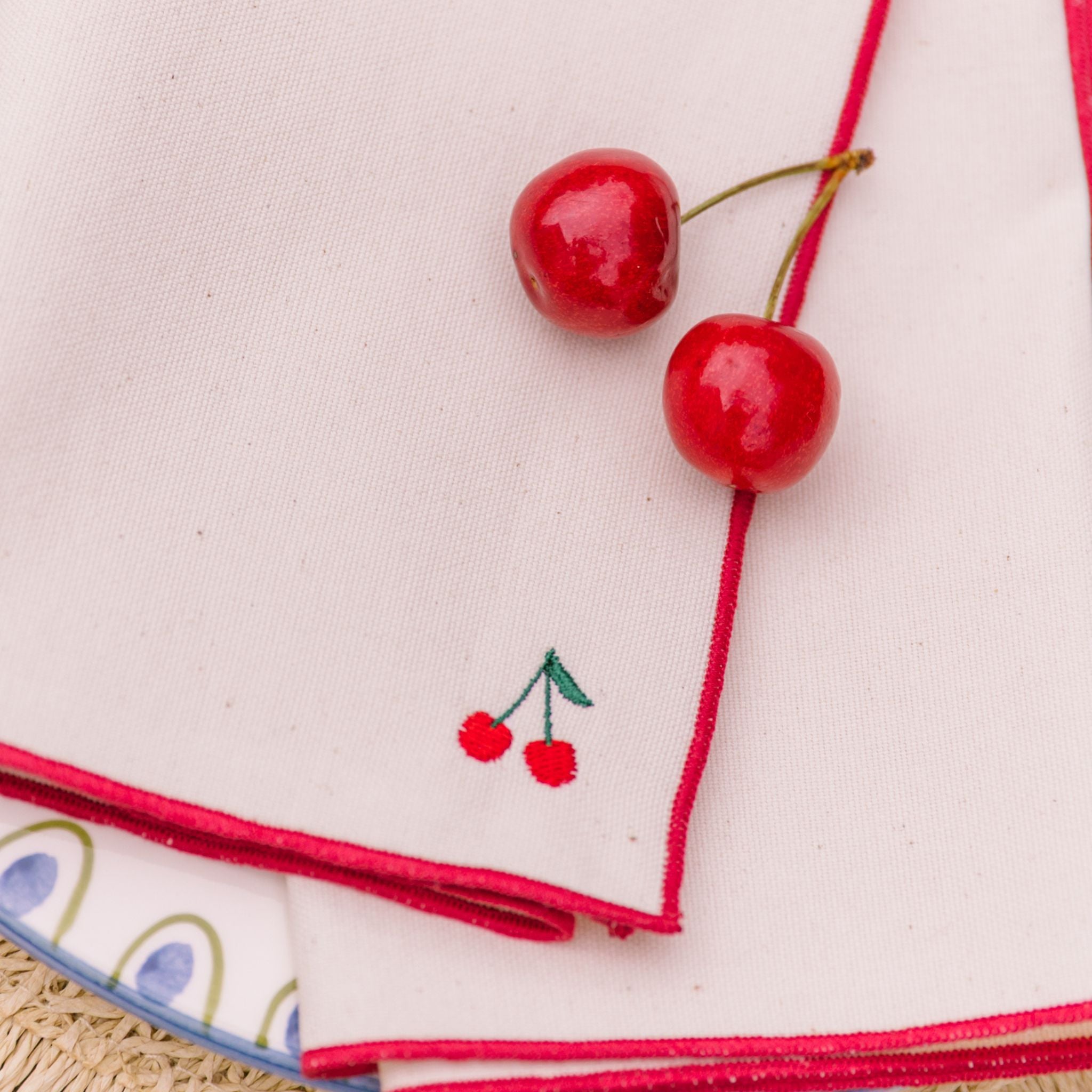 torres-novas-table-nazare-embroidery-fruits-ecru-napkin-red-lifestyle-2.jpg