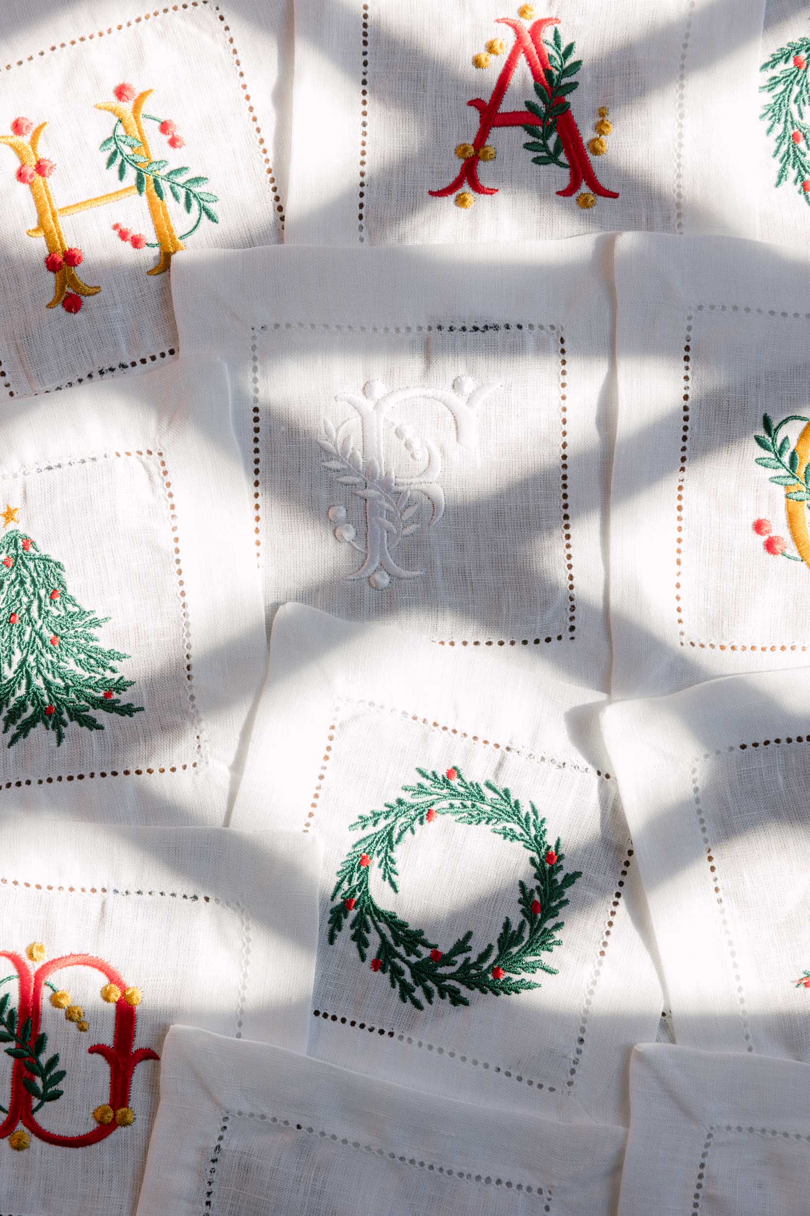 Mafra napkins embroidered with gold Christmas letters (Pack of 2)