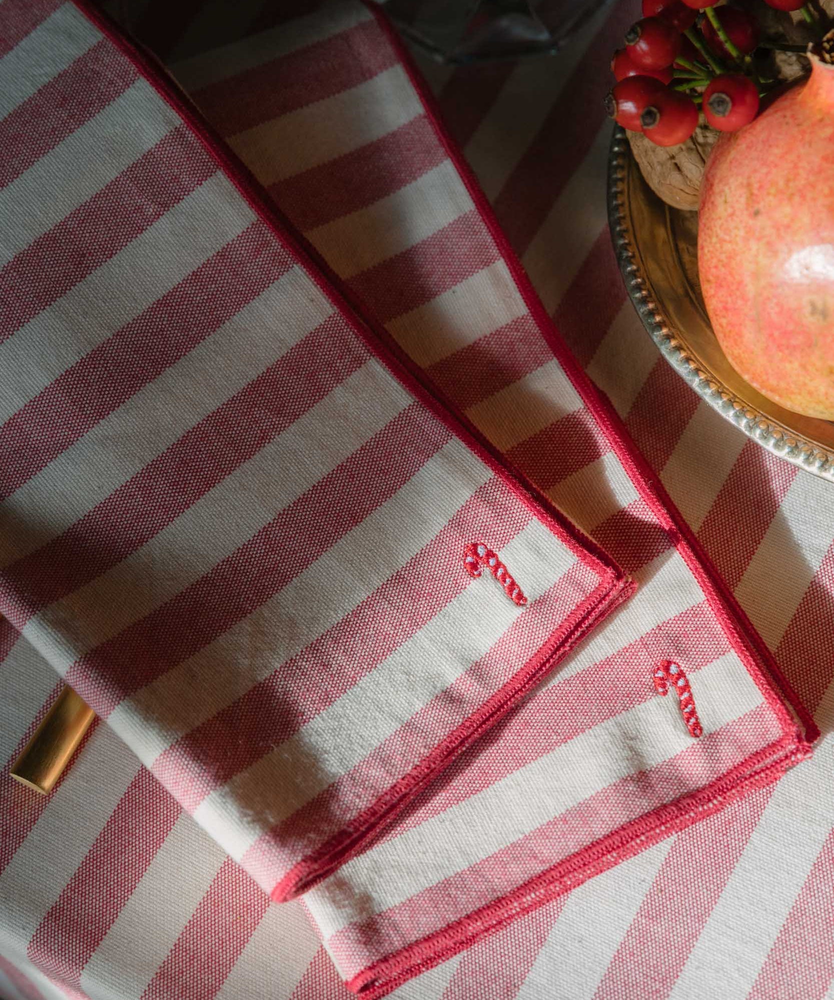 torres-novas-barra-table-linen-product-embroidery-christmas-red-web_jpg.jpg