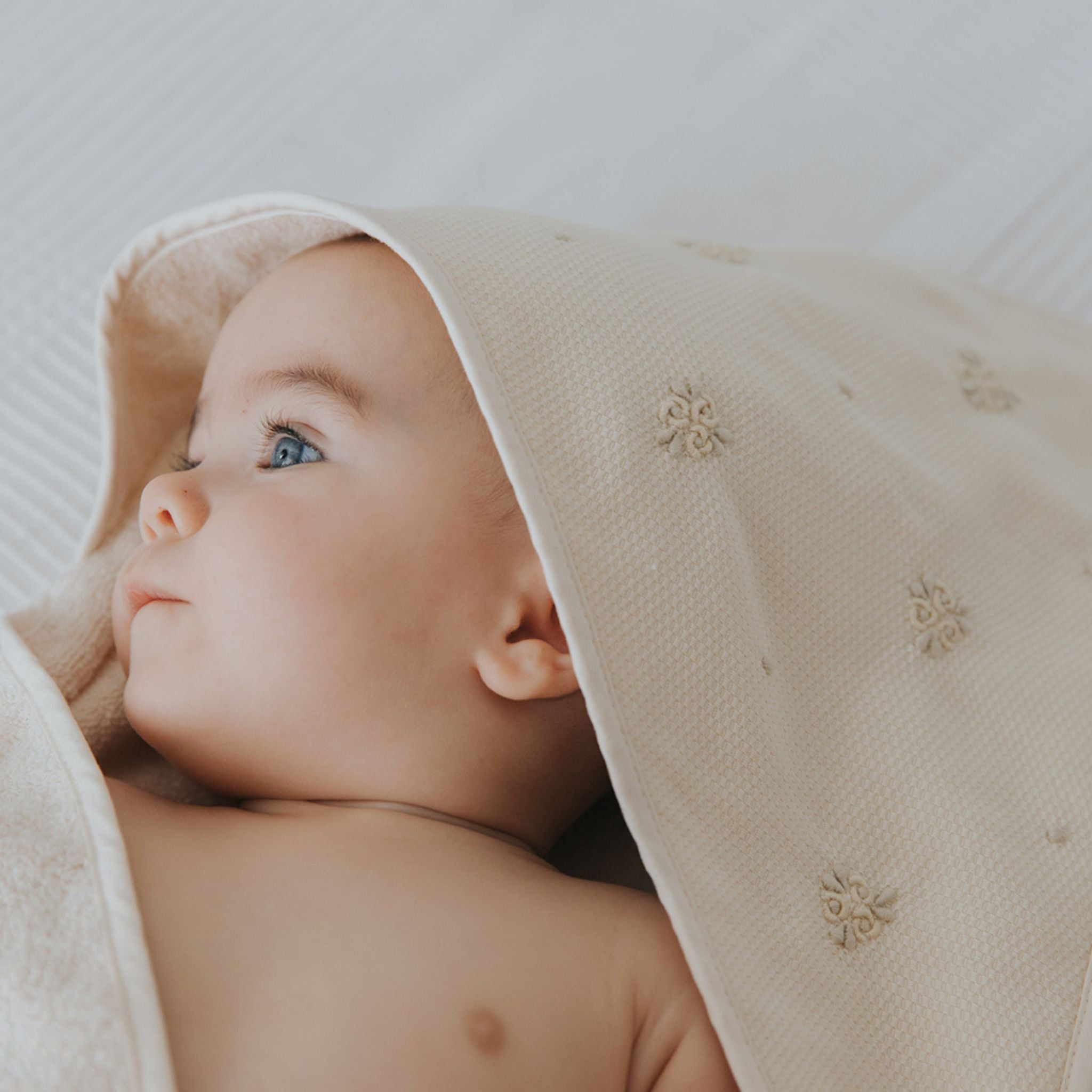 torres-novas-bath-bordal-embroidery-baby-hooded-towel-natural-flowers-lifestyle-1.jpg