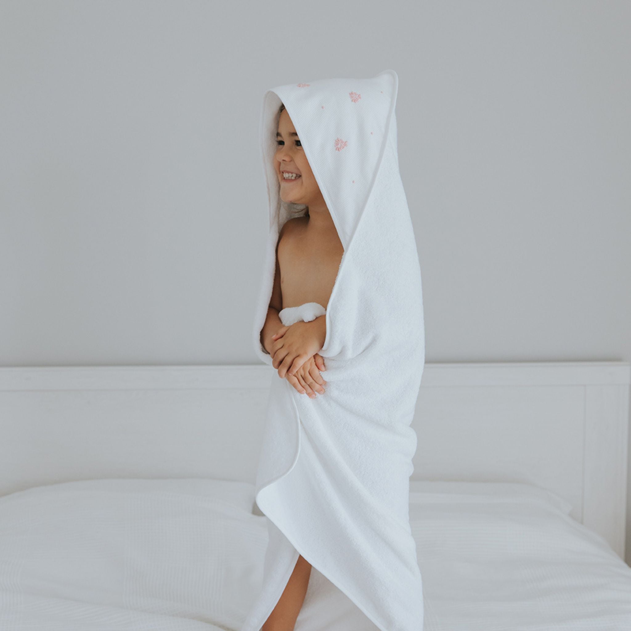 torres-novas-bath-bordal-embroidery-baby-hooded-towel-pink-flowers-lifestyle-1.jpg