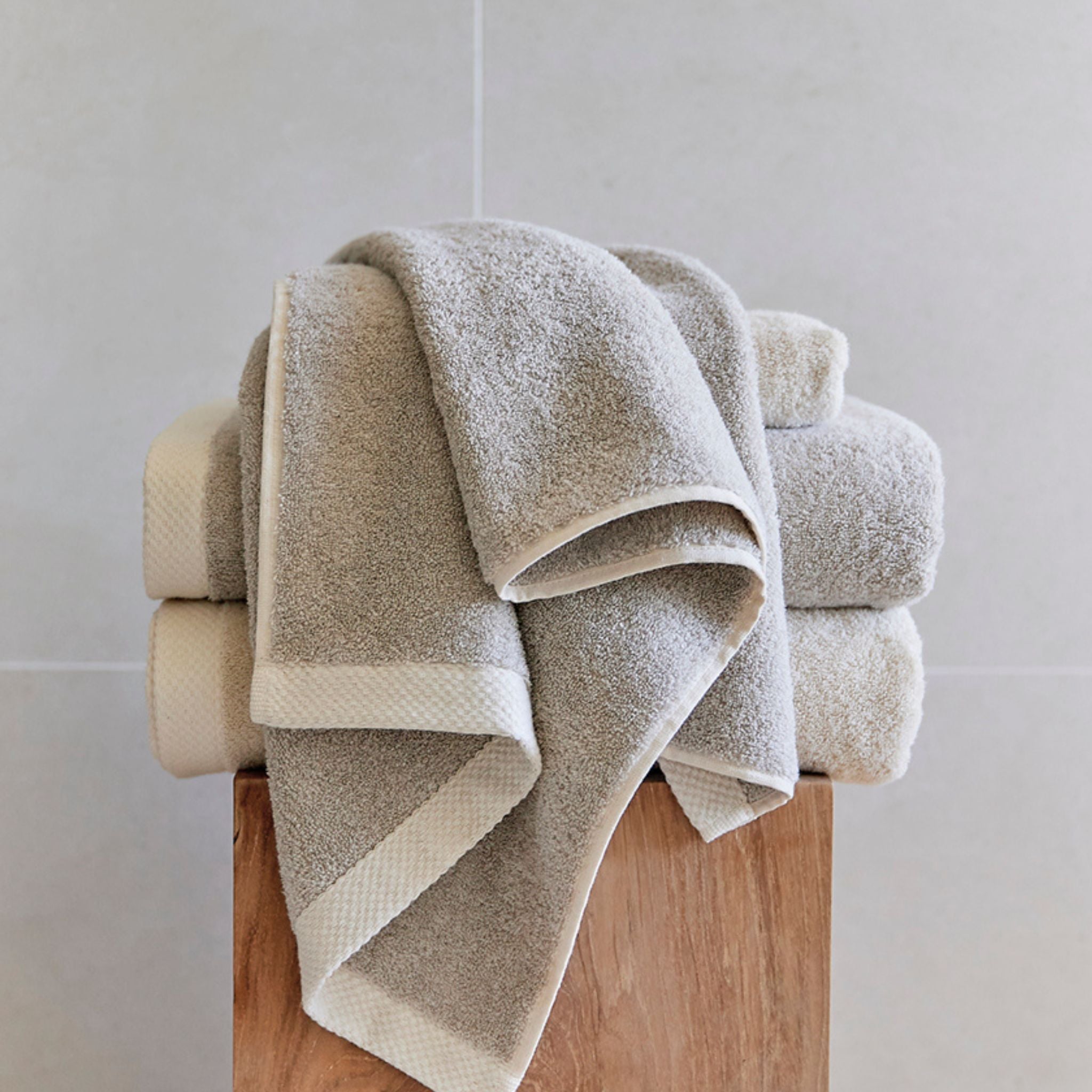 torres-novas-bath-do-zero-plain-bath-towel-grey-lifestyle-1.jpg