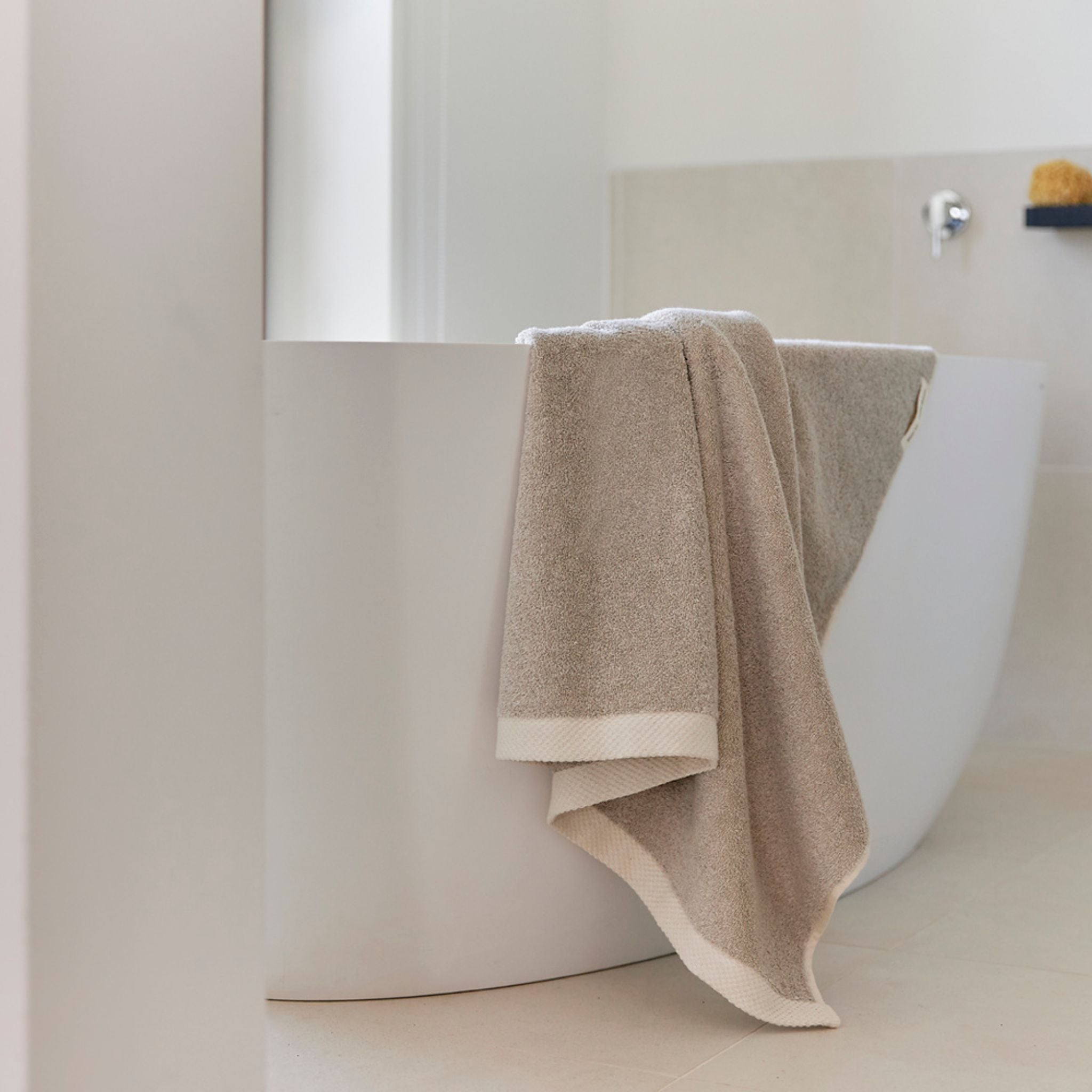 torres-novas-bath-do-zero-plain-bath-towel-grey-lifestyle-7.jpg