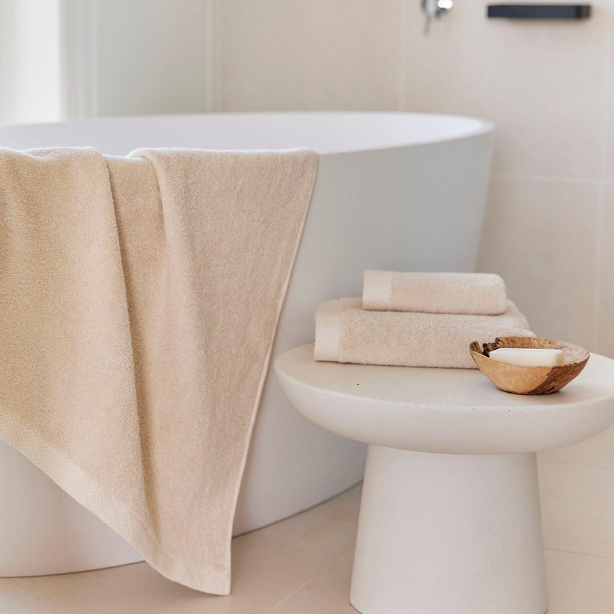 torres-novas-bath-do-zero-plain-bath-towel-natural-lifestyle-3.jpg
