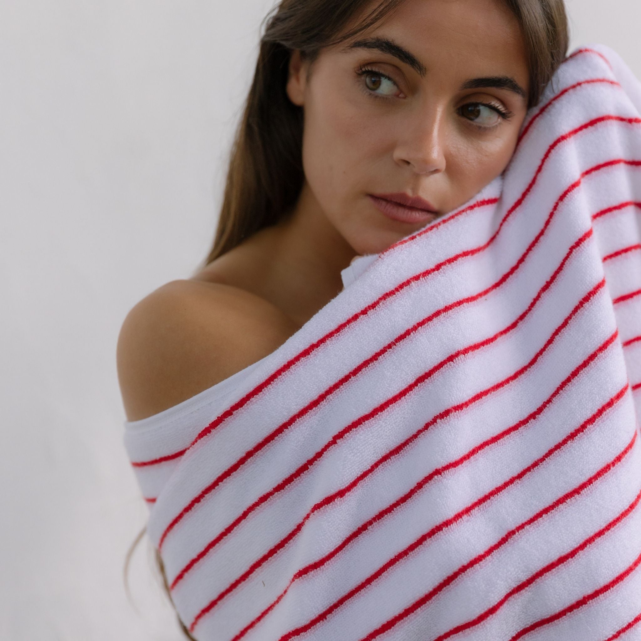 torres-novas-bath-lima-vertical-stripes-bath-towel-pink-red-lifestyle-5.jpg
