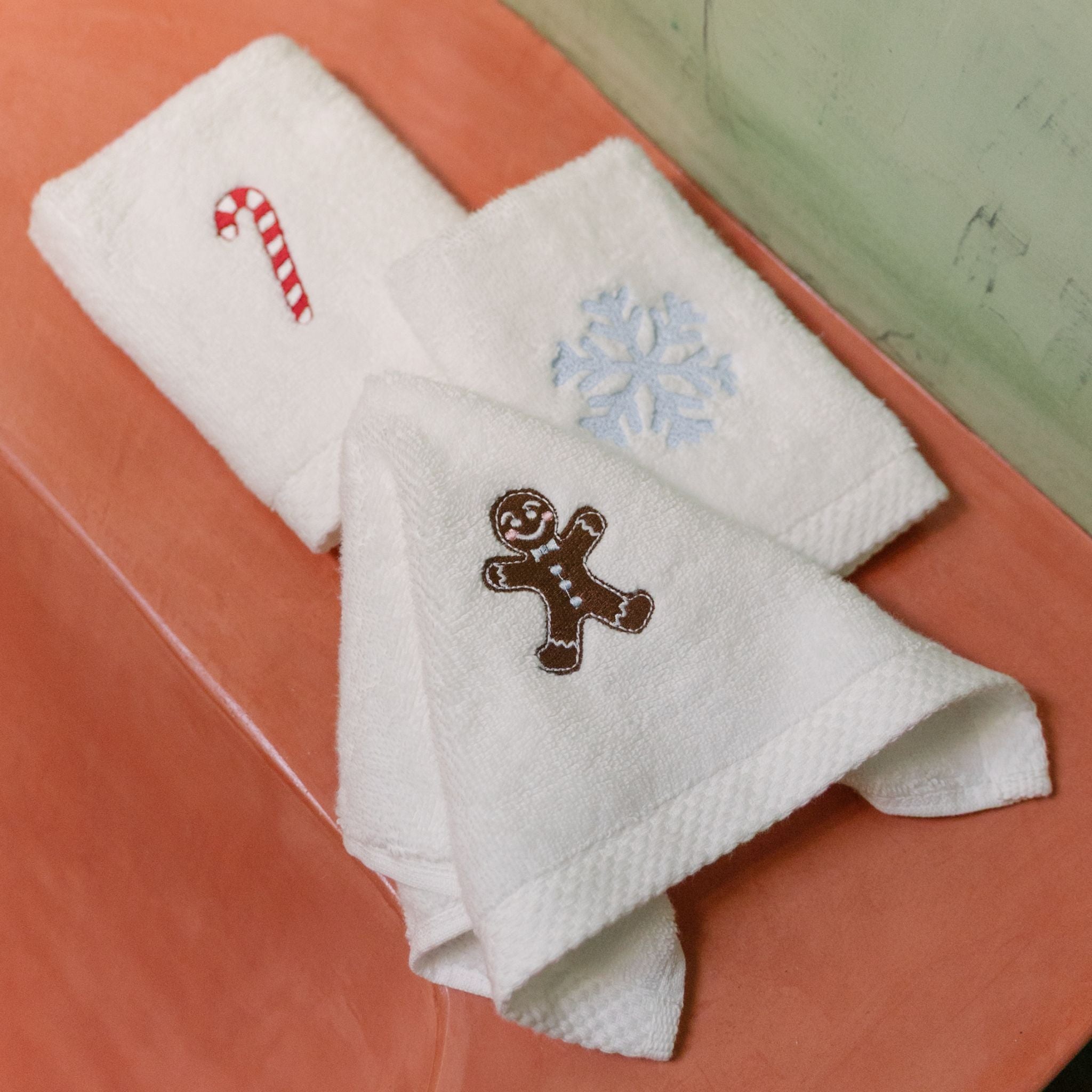 torres-novas-bath-luxus-embroidery-christmas-face-towel-white-lifestyle-22.jpg