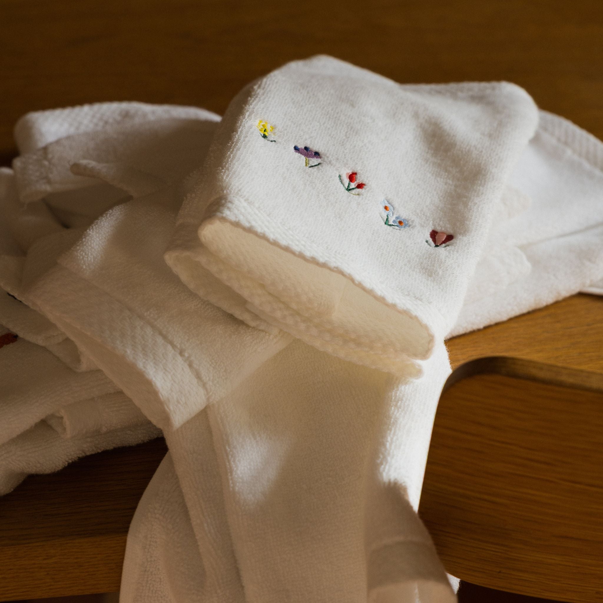 Luxus white cotton bath towels with embroidered flowers - Torres Novas