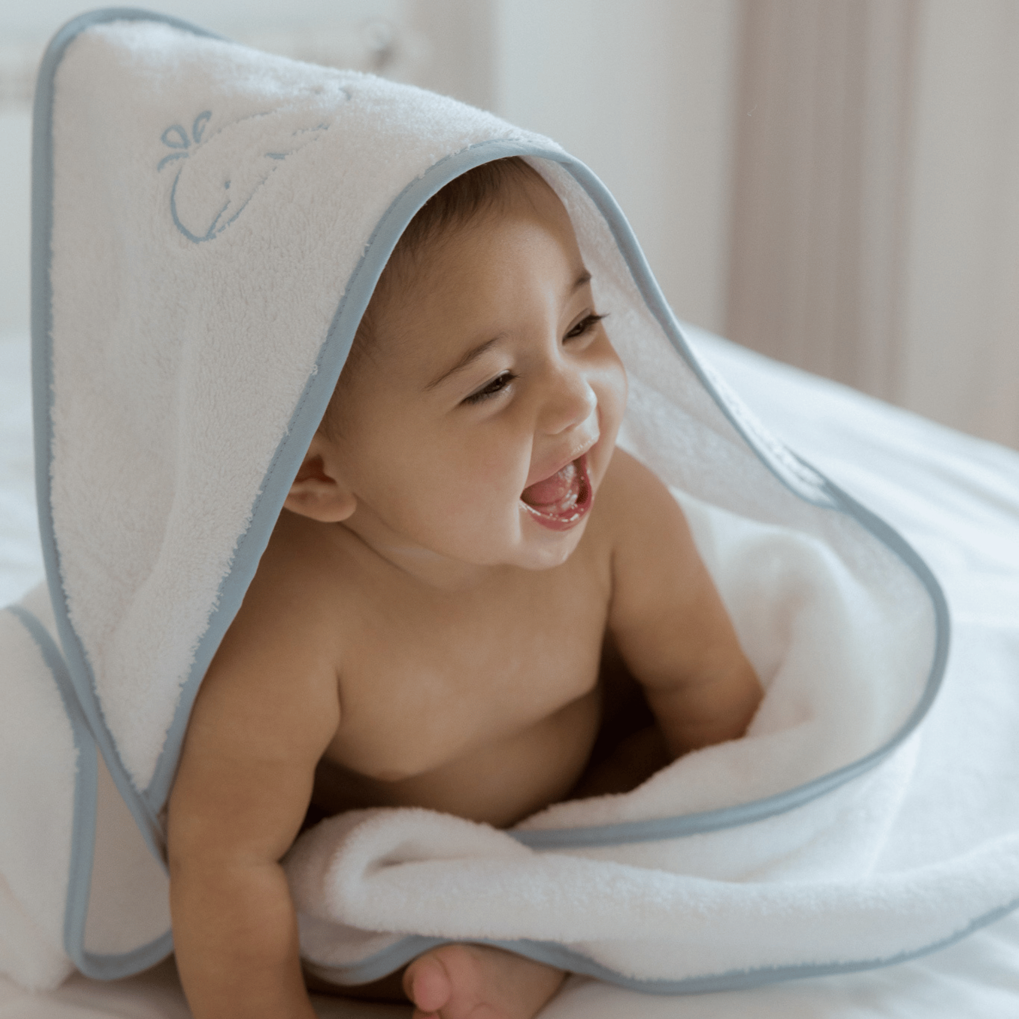 torres-novas-bath-mira-embroidery-whale-baby-hooded-towel-blue-sky-lifestyle-2.png
