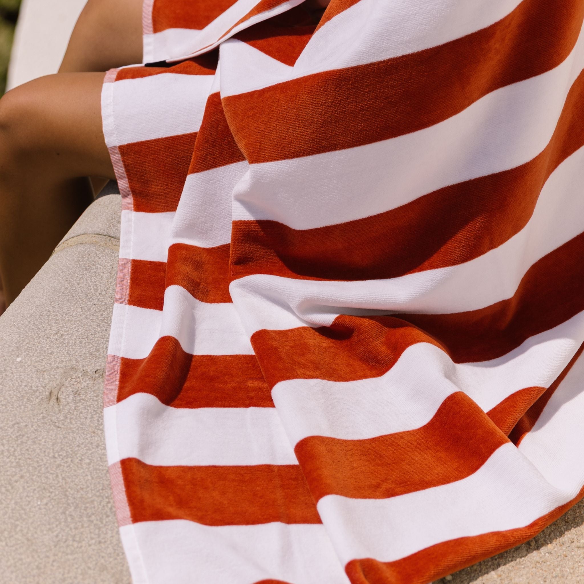 torres-novas-beach-gibalta-vertical-stripes-towel-terracotta-lifestyle-4.jpg