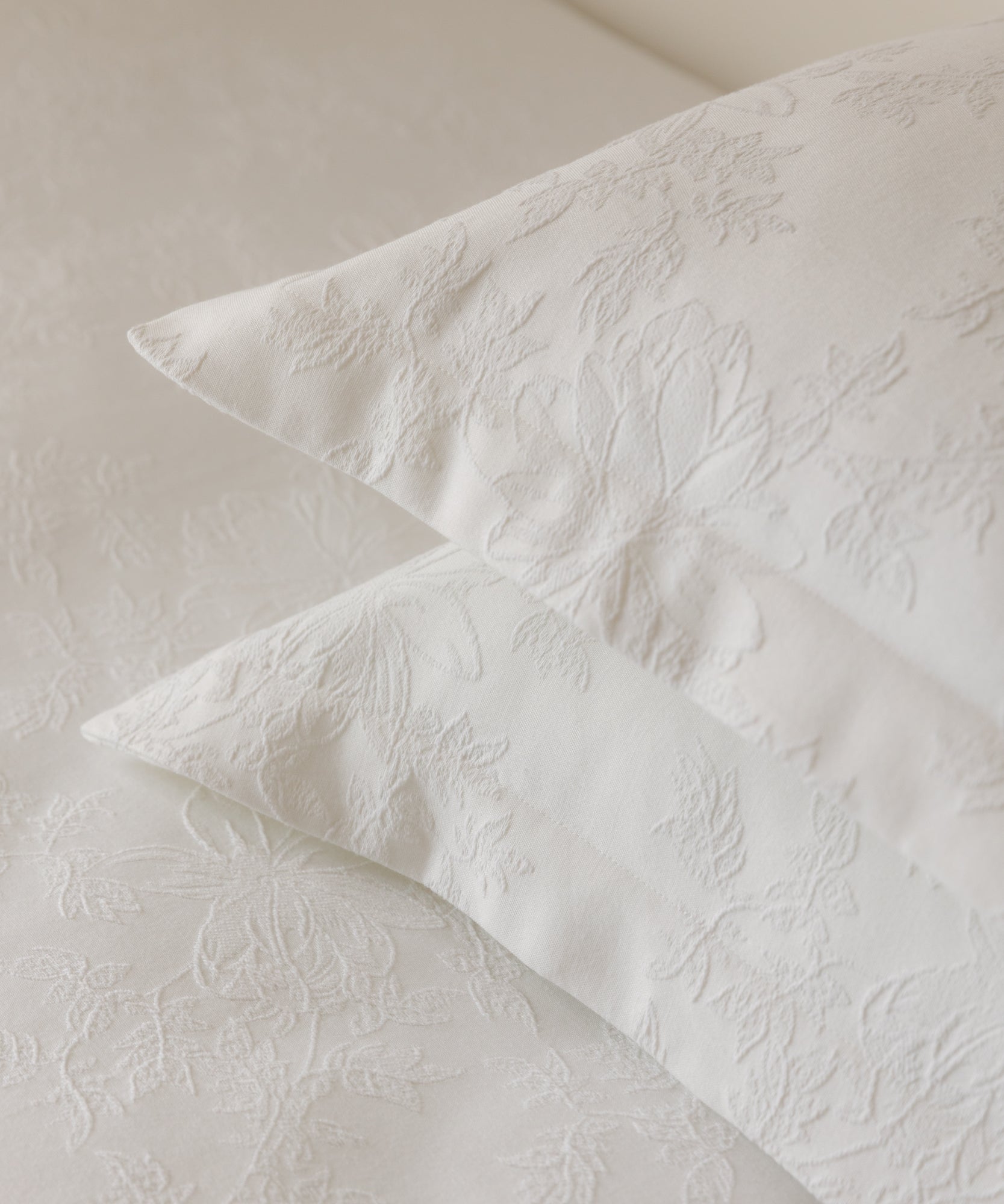 torres-novas-belmonte-bed-linen-product-red-web_6.jpg