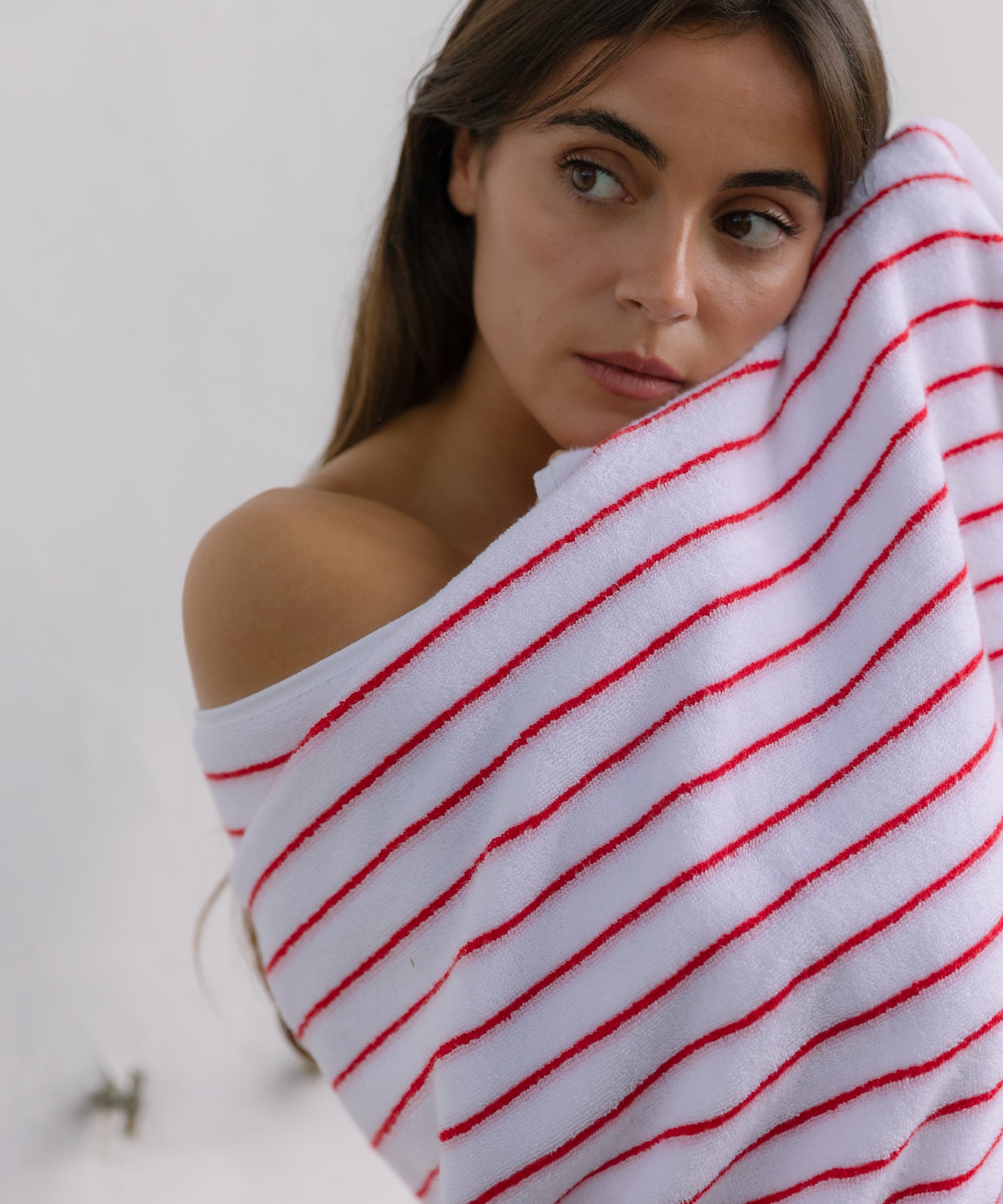 torres-novas-lima-bath-towel-stripes-model-pink-red.jpg