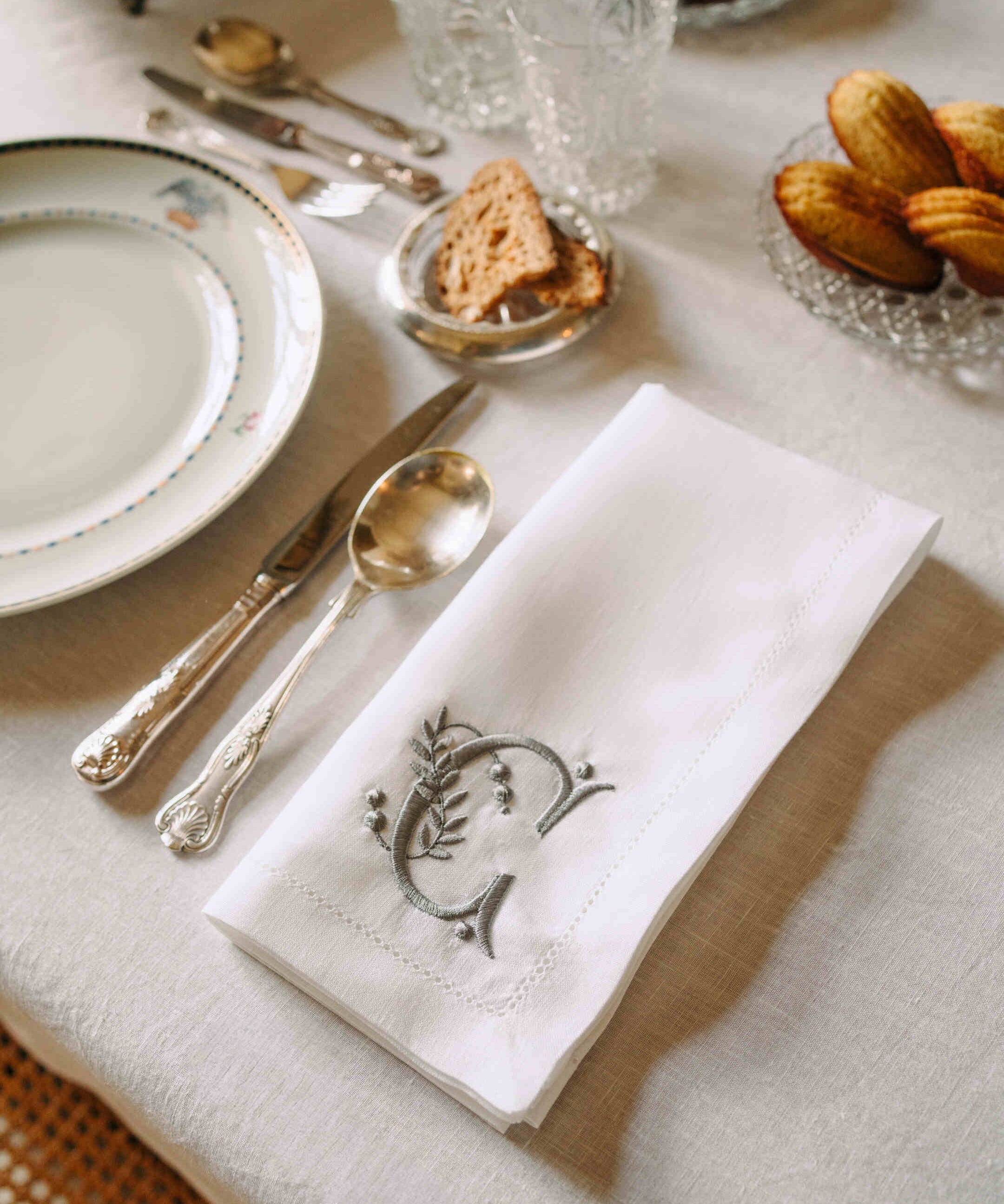 torres-novas-mafra-table-linen-product-embroidery-letter-grey-web.jpg