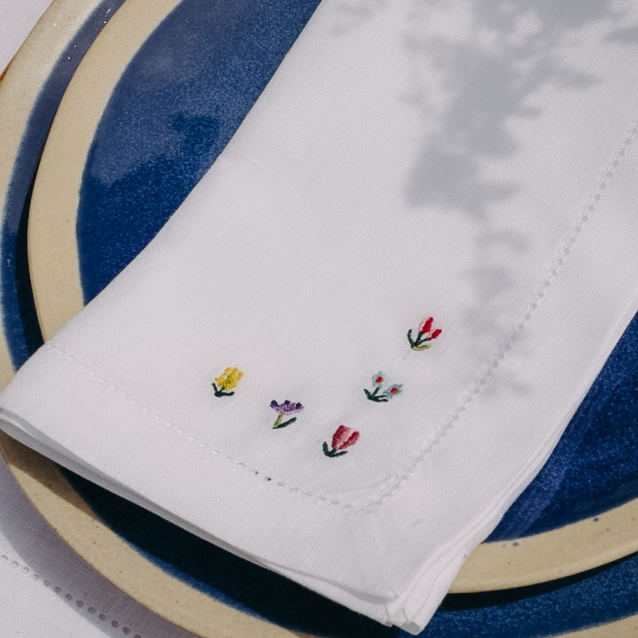 torres-novas-table-mafra-embroidery-flowers-napkin-white-lifestyle-2.jpg
