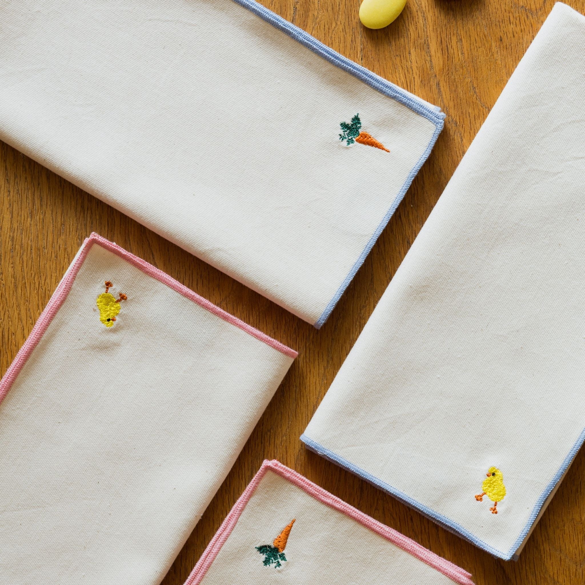Linge de table Nazaré en écru, en coton, avec des motifs de Pâques brodés