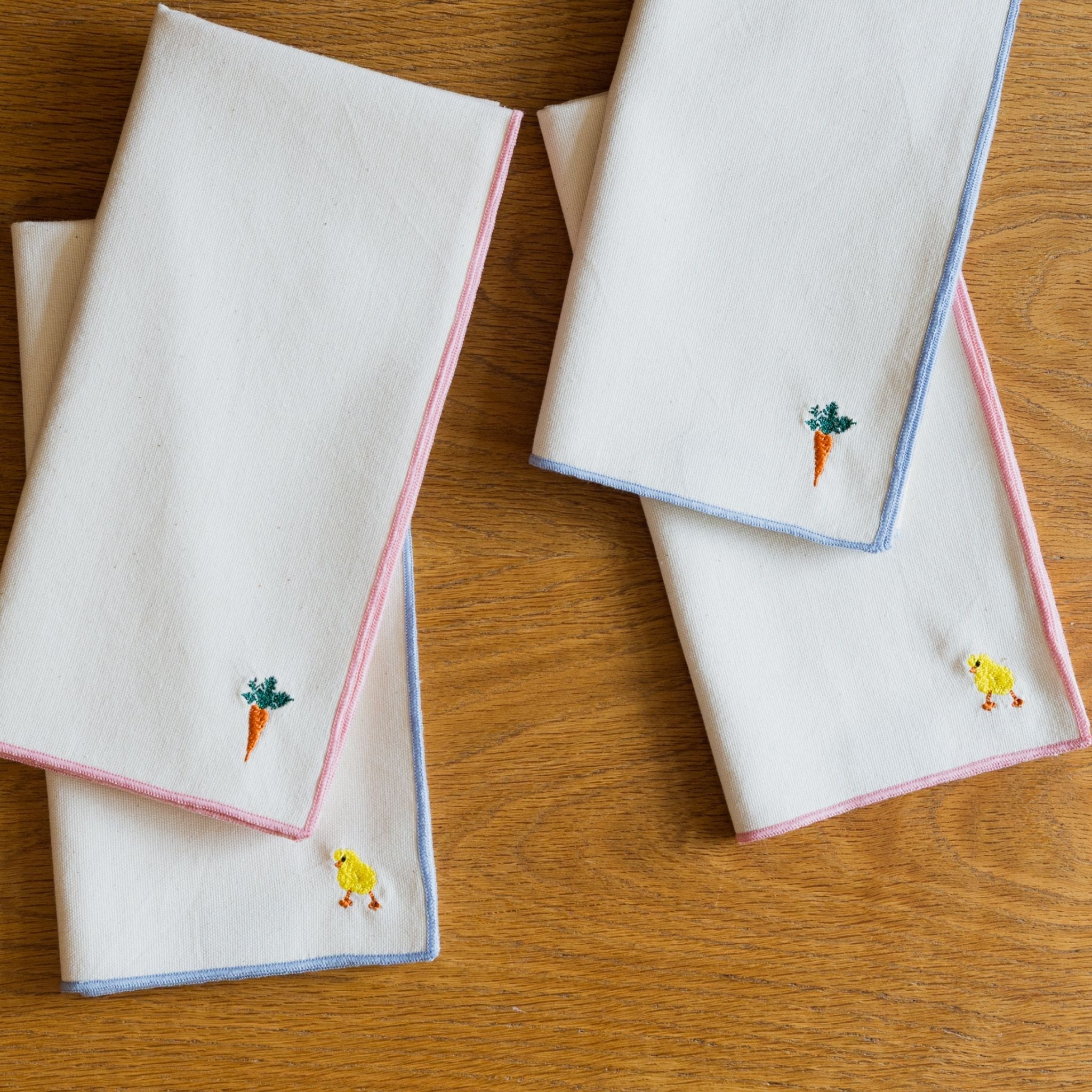 Linge de table Nazaré en écru, en coton, avec des motifs de Pâques brodés