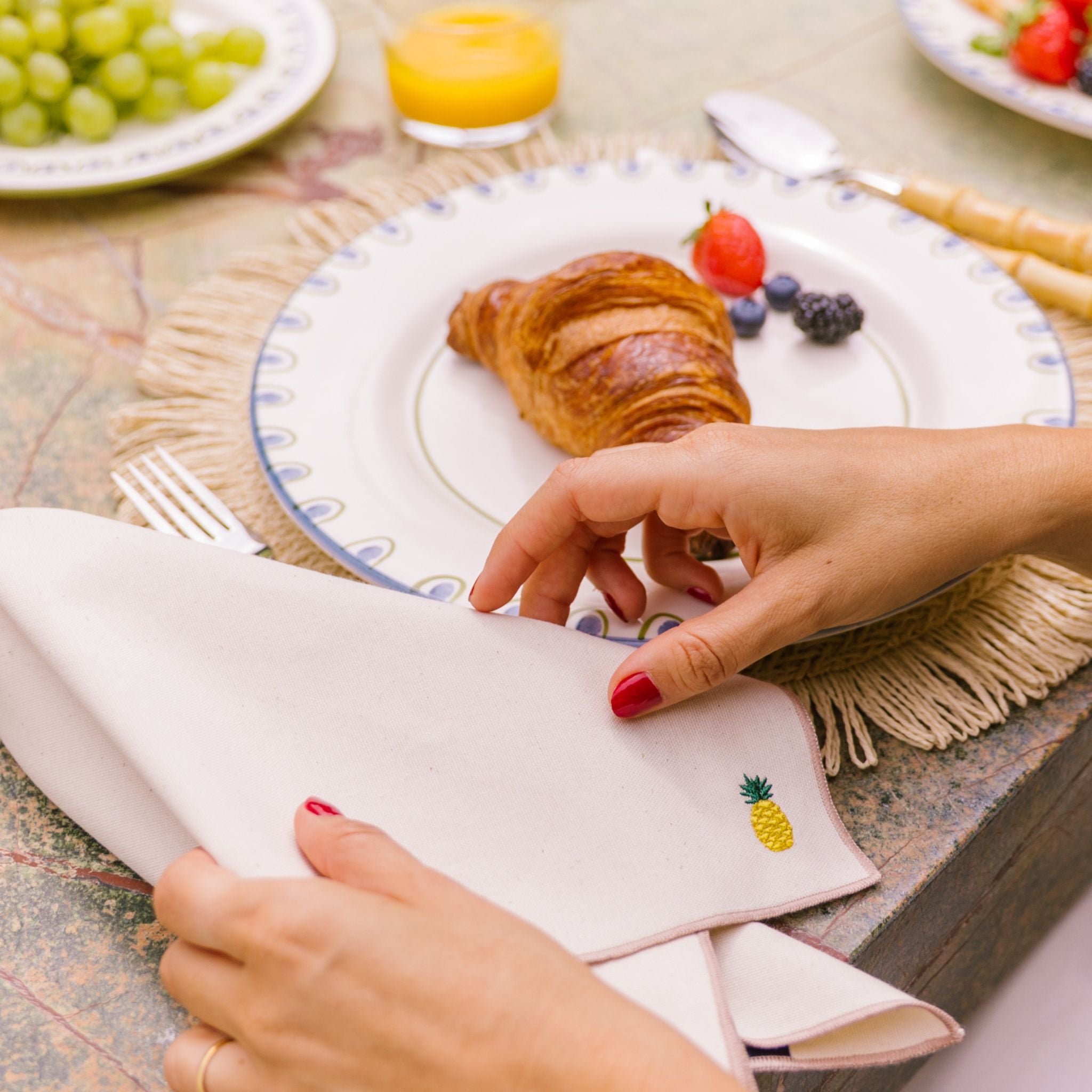 torres-novas-table-nazare-embroidery-fruits-ecru-napkin-beige-lifestyle-3.jpg