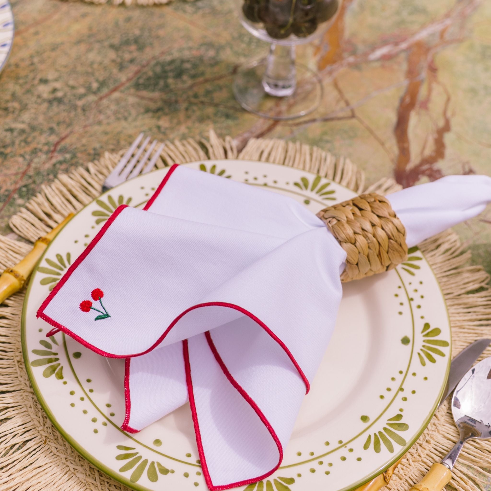 torres-novas-table-nazare-embroidery-fruits-white-napkin-red-lifestyle-2.jpg