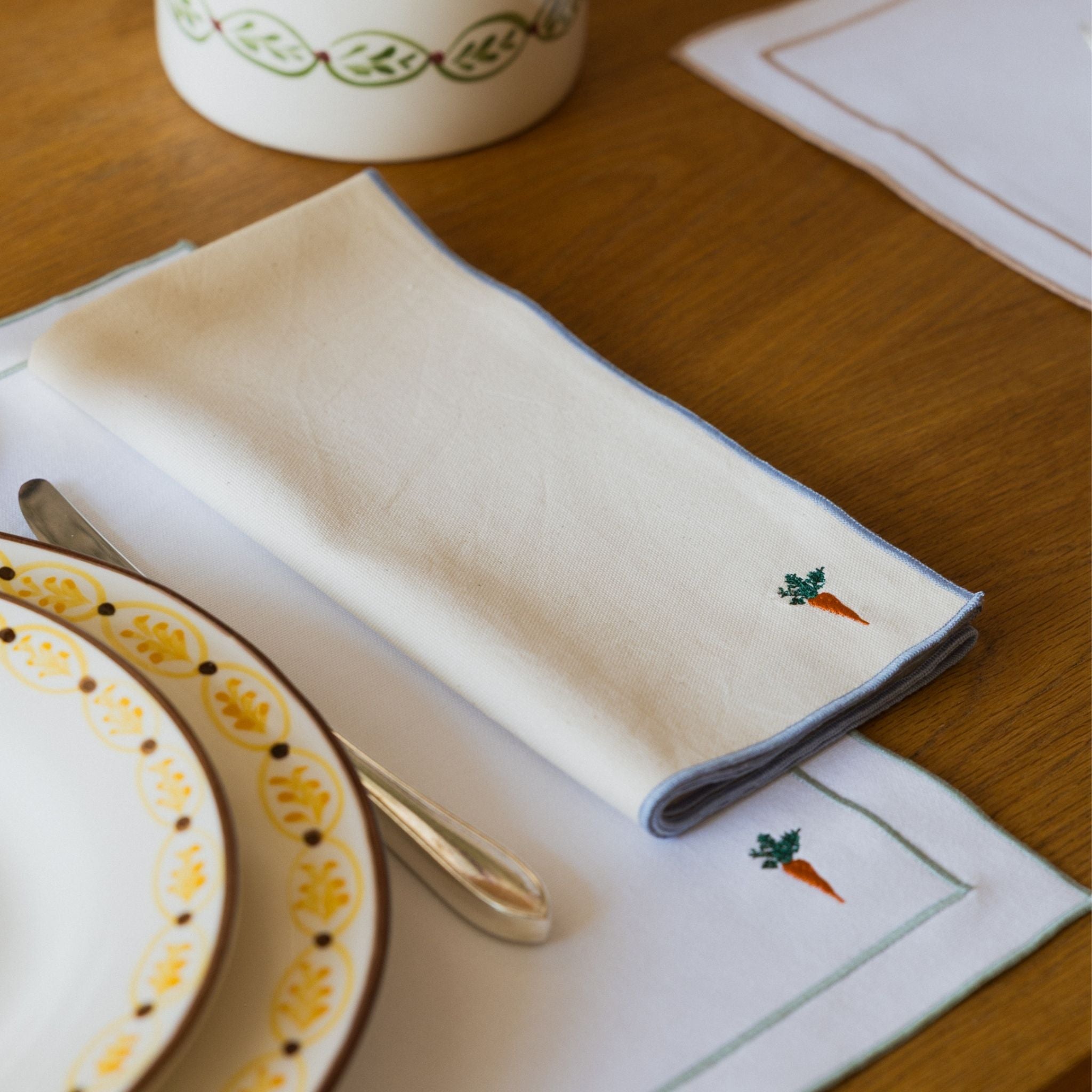 Nazaré white cotton table linen with embroidered Easter motifs - Torres Novas