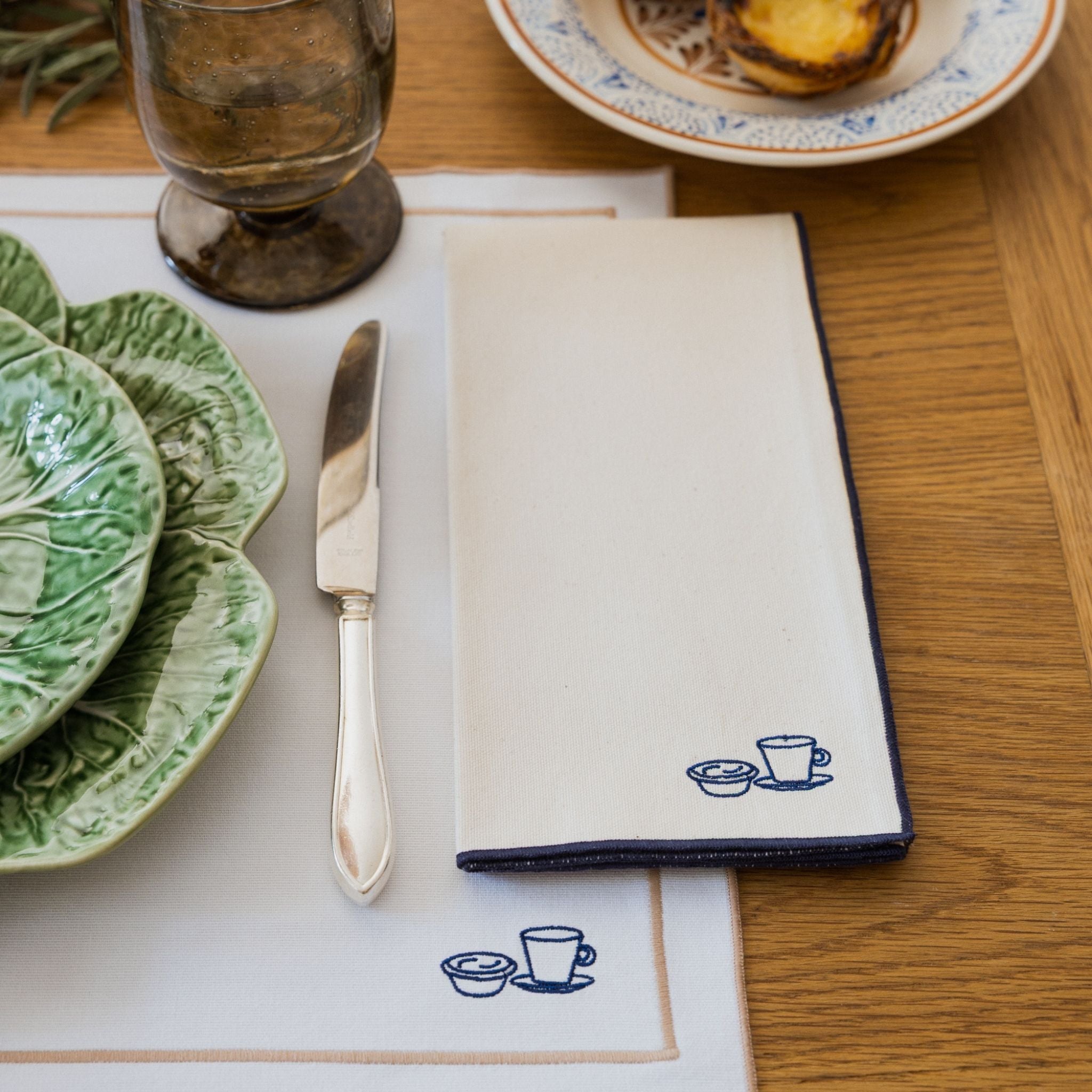 Nazaré white cotton table linen with embroidered Portugal-inspired motifs - Torres Novas
