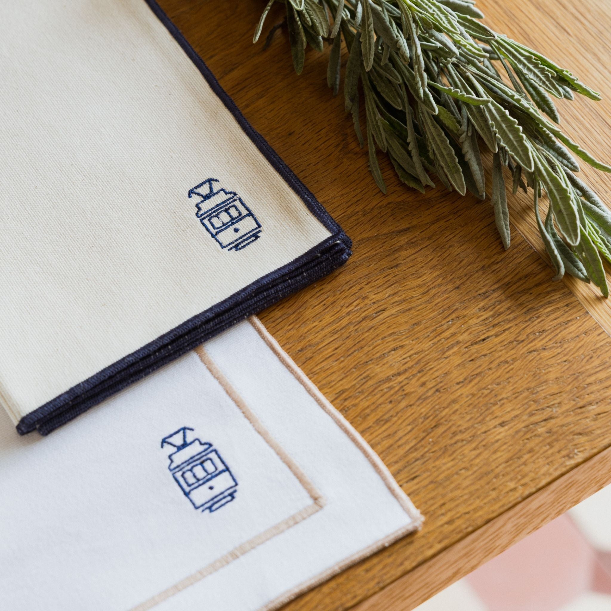 Nazaré white cotton table linen with embroidered Portugal-inspired motifs - Torres Novas