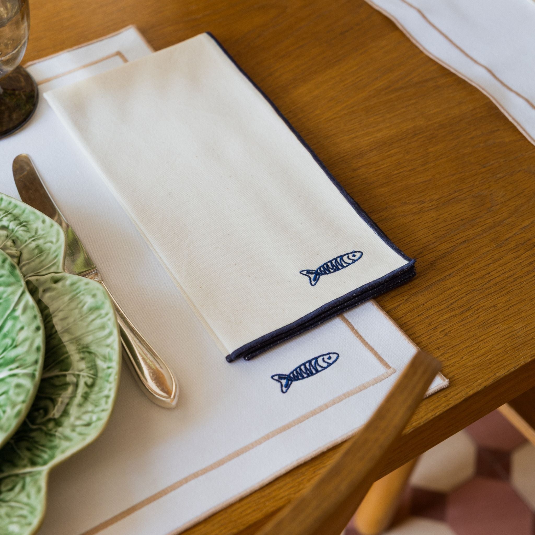 Nazaré white cotton table linen with embroidered Portugal-inspired motifs - Torres Novas