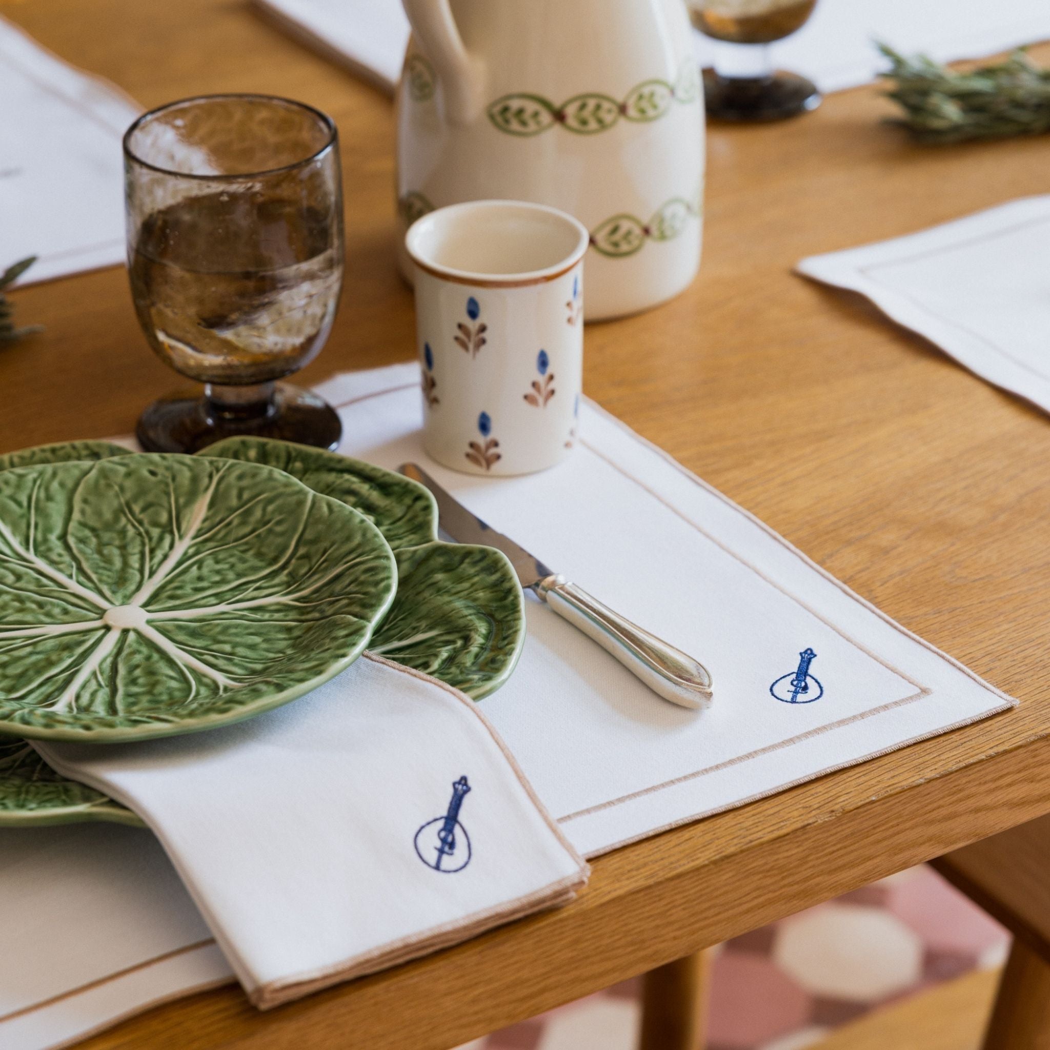Nazaré white cotton table linen with embroidered Portugal-inspired motifs - Torres Novas