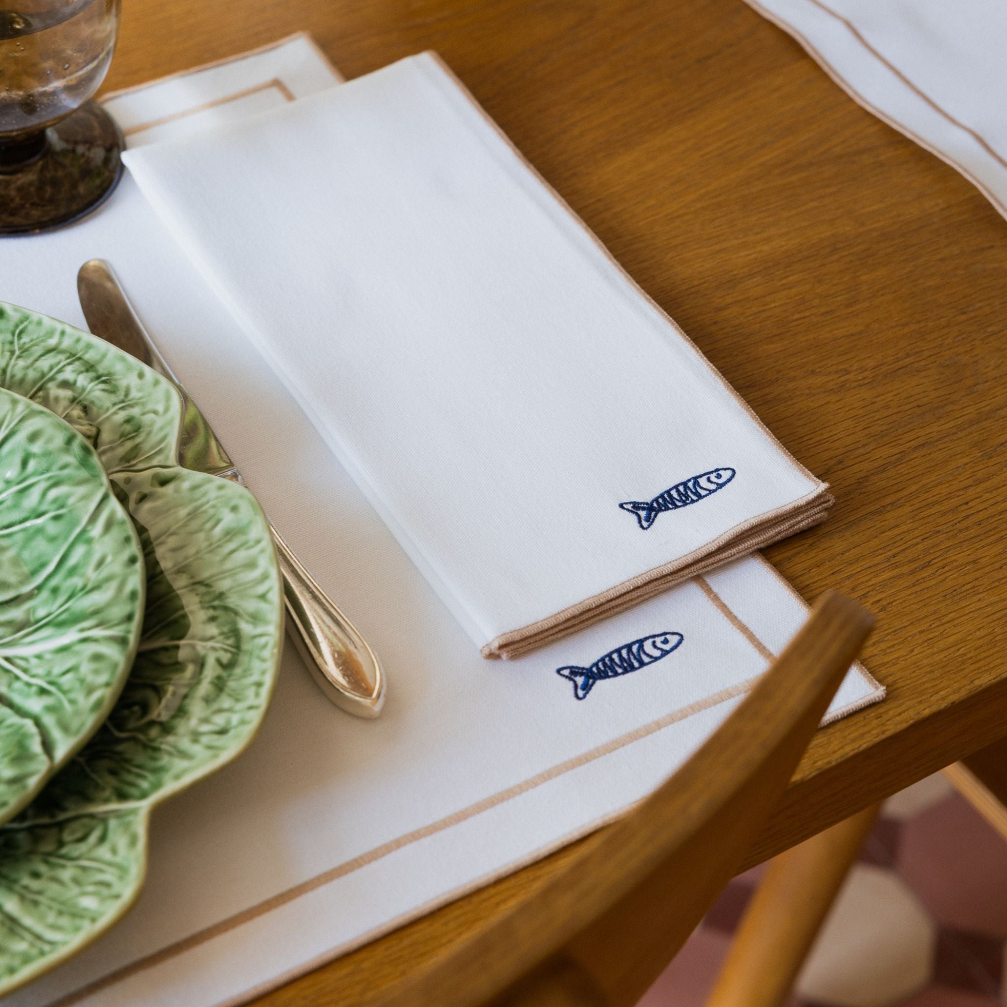 Nazaré white cotton table linen with embroidered Portugal-inspired motifs - Torres Novas