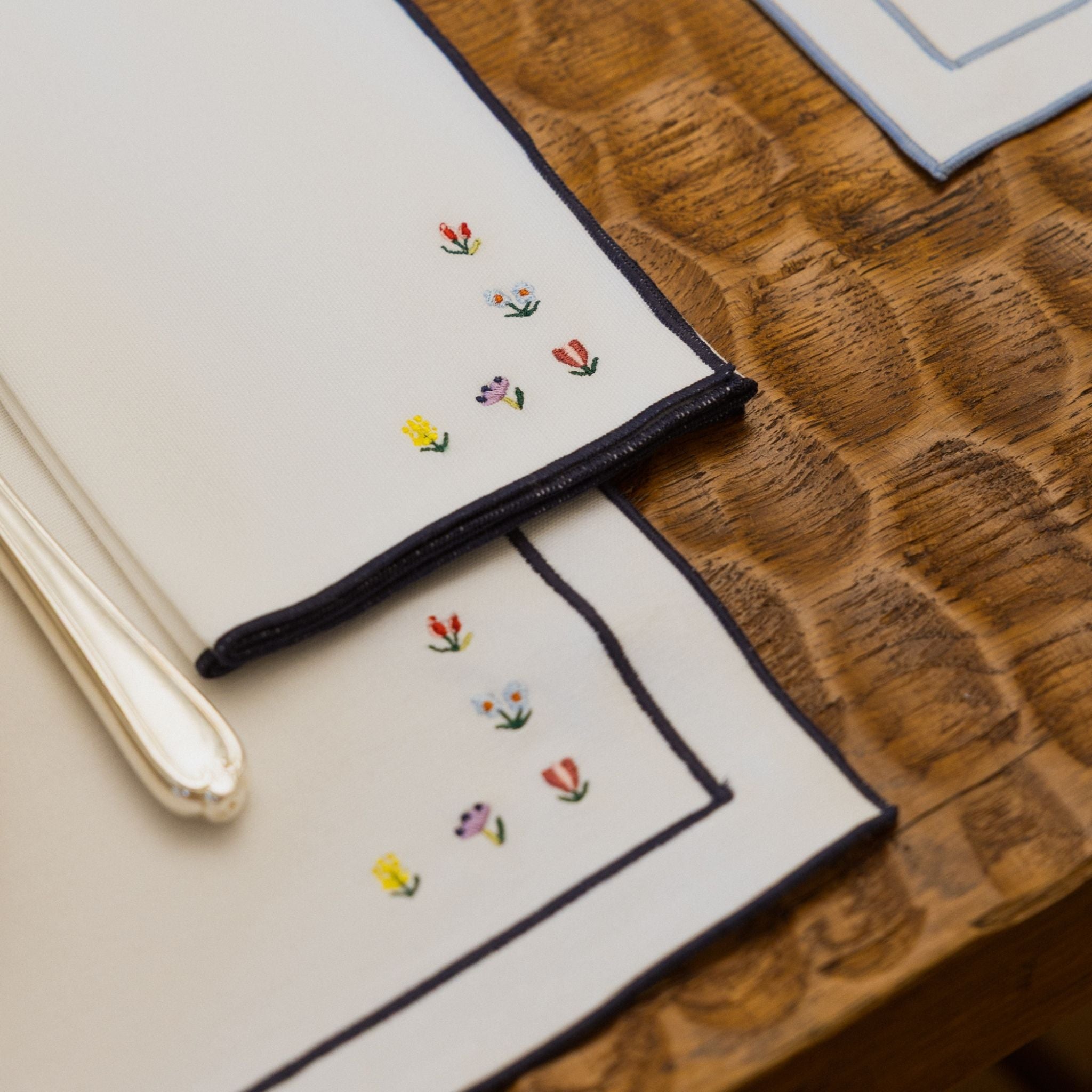 torres-novas-table-nazare-white-blue-navy-placemat-embroidery-flowers-all-lifestyle-7.jpg