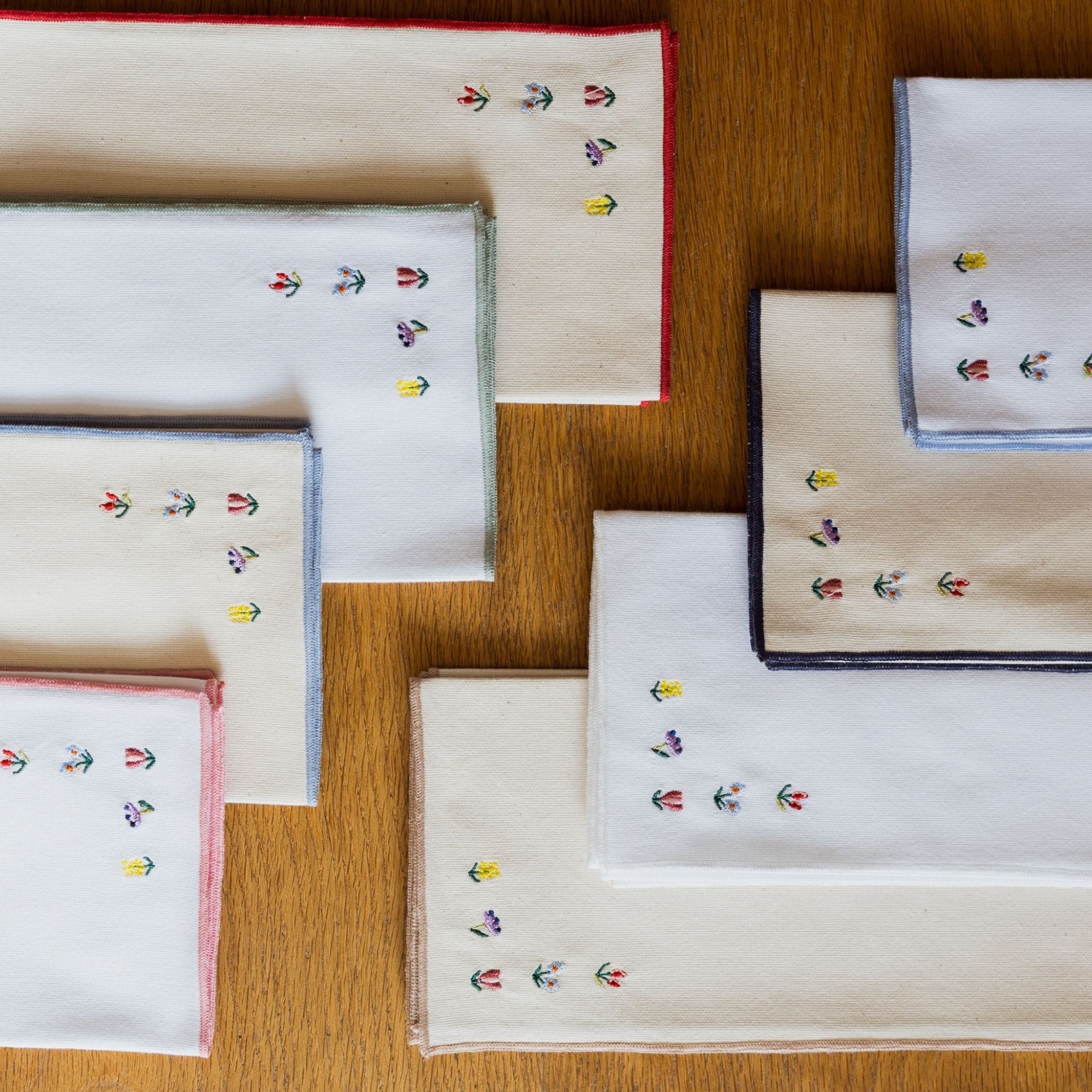 Linge de table Nazaré écru, en coton, avec de fleurs brodées