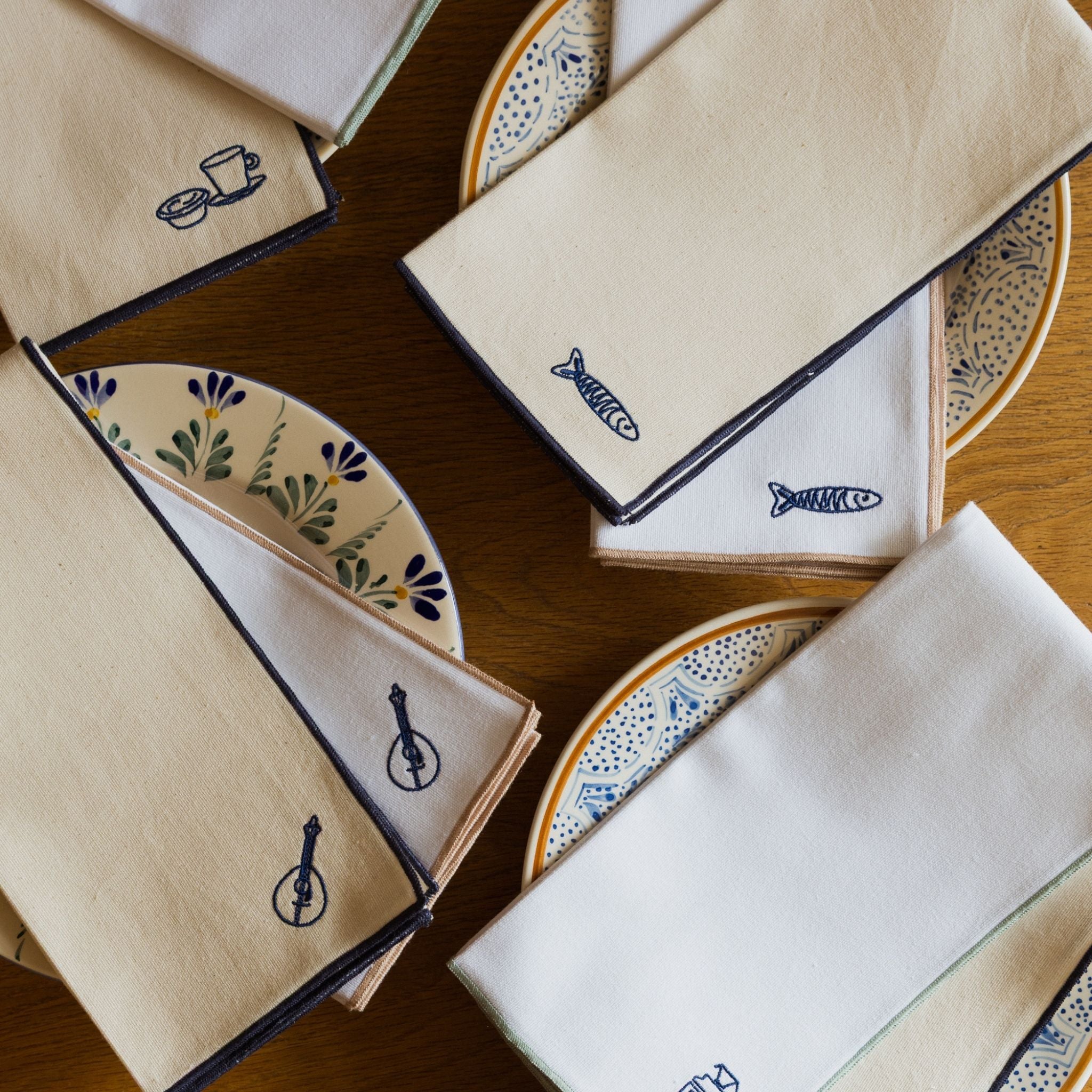 Nazaré white cotton table linen with embroidered Portugal-inspired motifs - Torres Novas