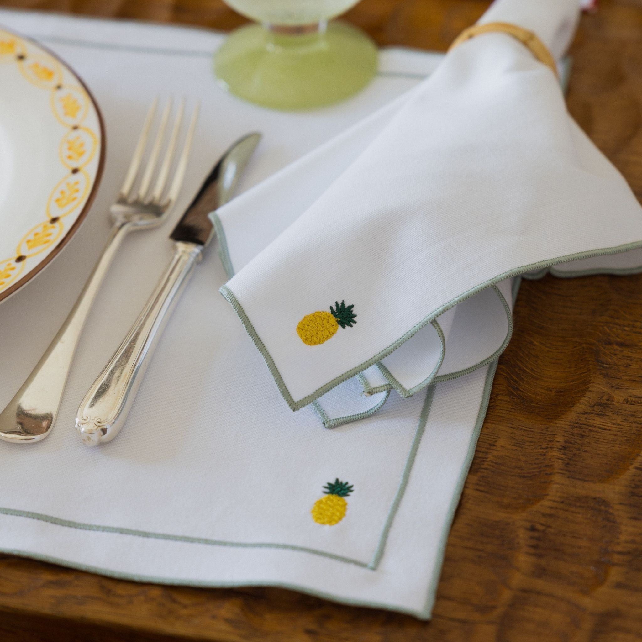 Nazaré white cotton table linen with embroidered fruits - Torres Novas