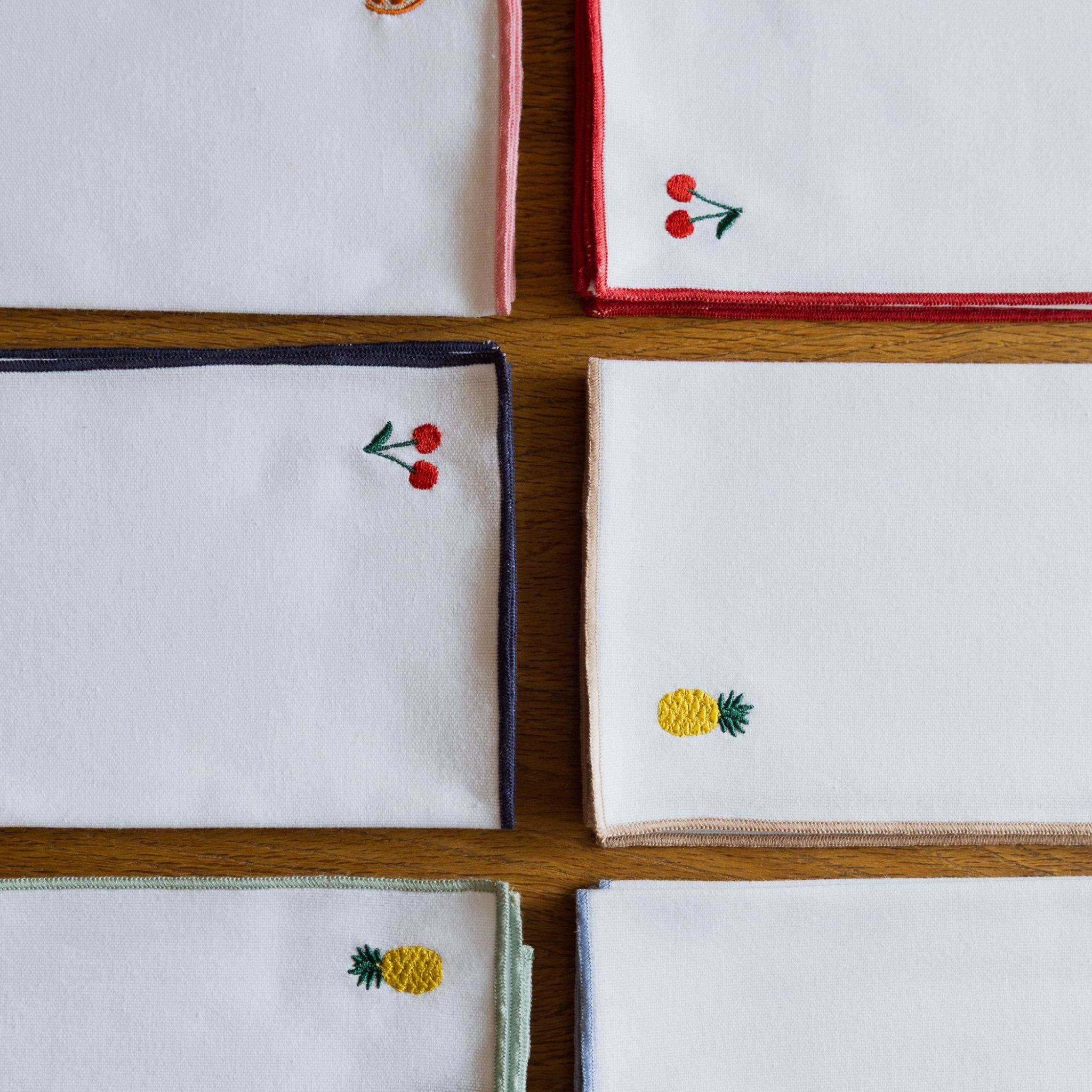 Nazaré white cotton table linen with embroidered fruits - Torres Novas