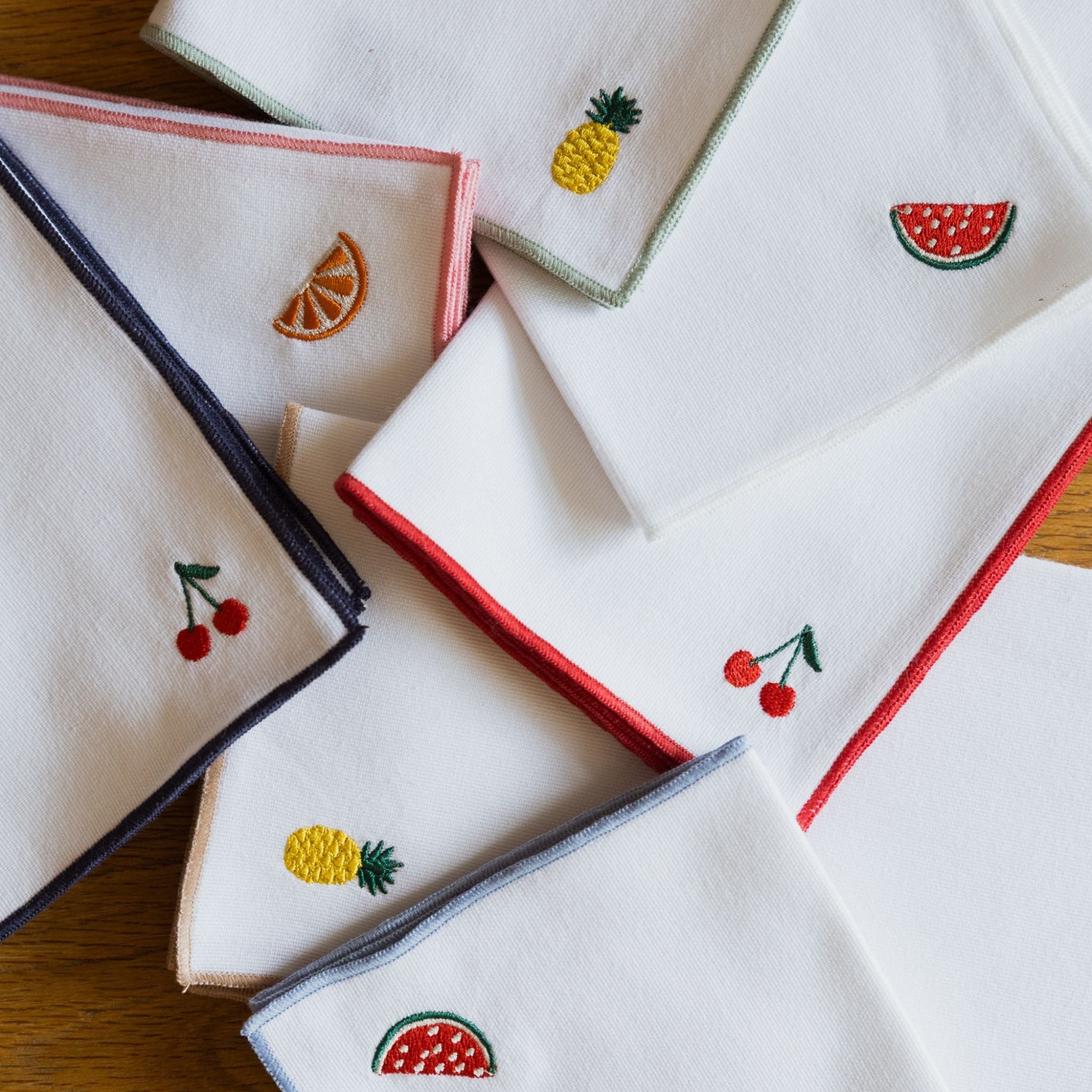Nazaré white cotton table linen with embroidered fruits - Torres Novas
