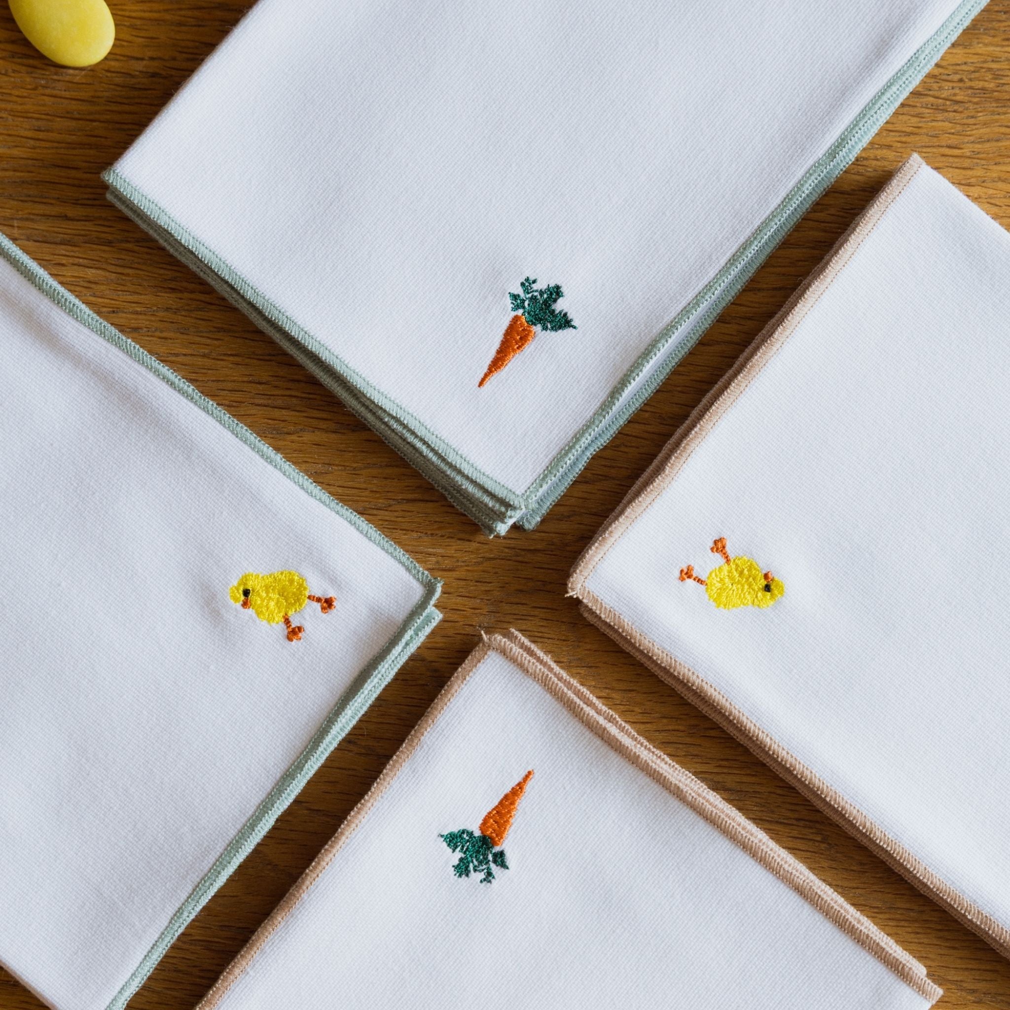 Nazaré white cotton table linen with embroidered Easter motifs - Torres Novas