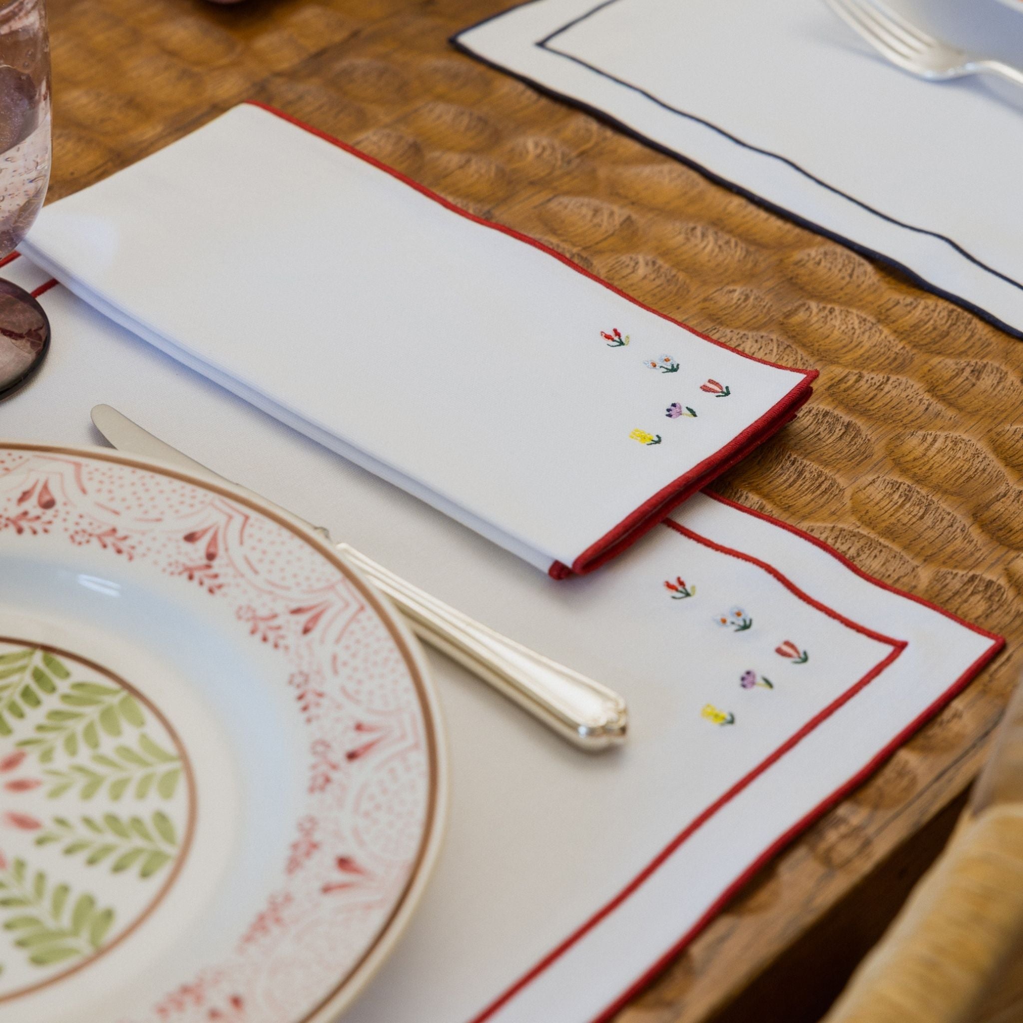 Linge de table Nazaré blanc, en coton, avec de fleurs brodées